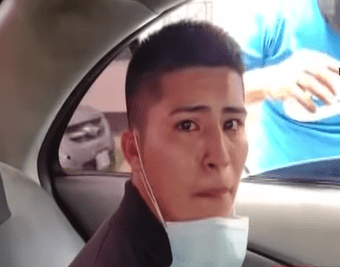 El ladrón llorando en el automóvil de las autoridades.│ Foto: Captura de Youtube/Buenos Días Perú