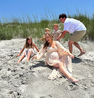 Haley Hodge y su familia el 9 de junio de 2024 | Fuente: Instagram/hodgehouse1