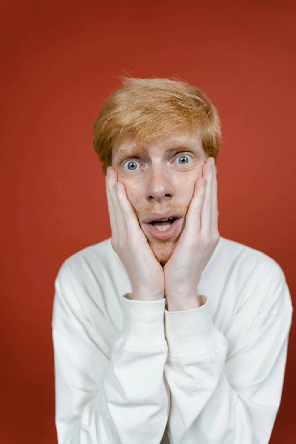 Un hombre conmocionado sujetándose la cabeza | Fuente: Pexels