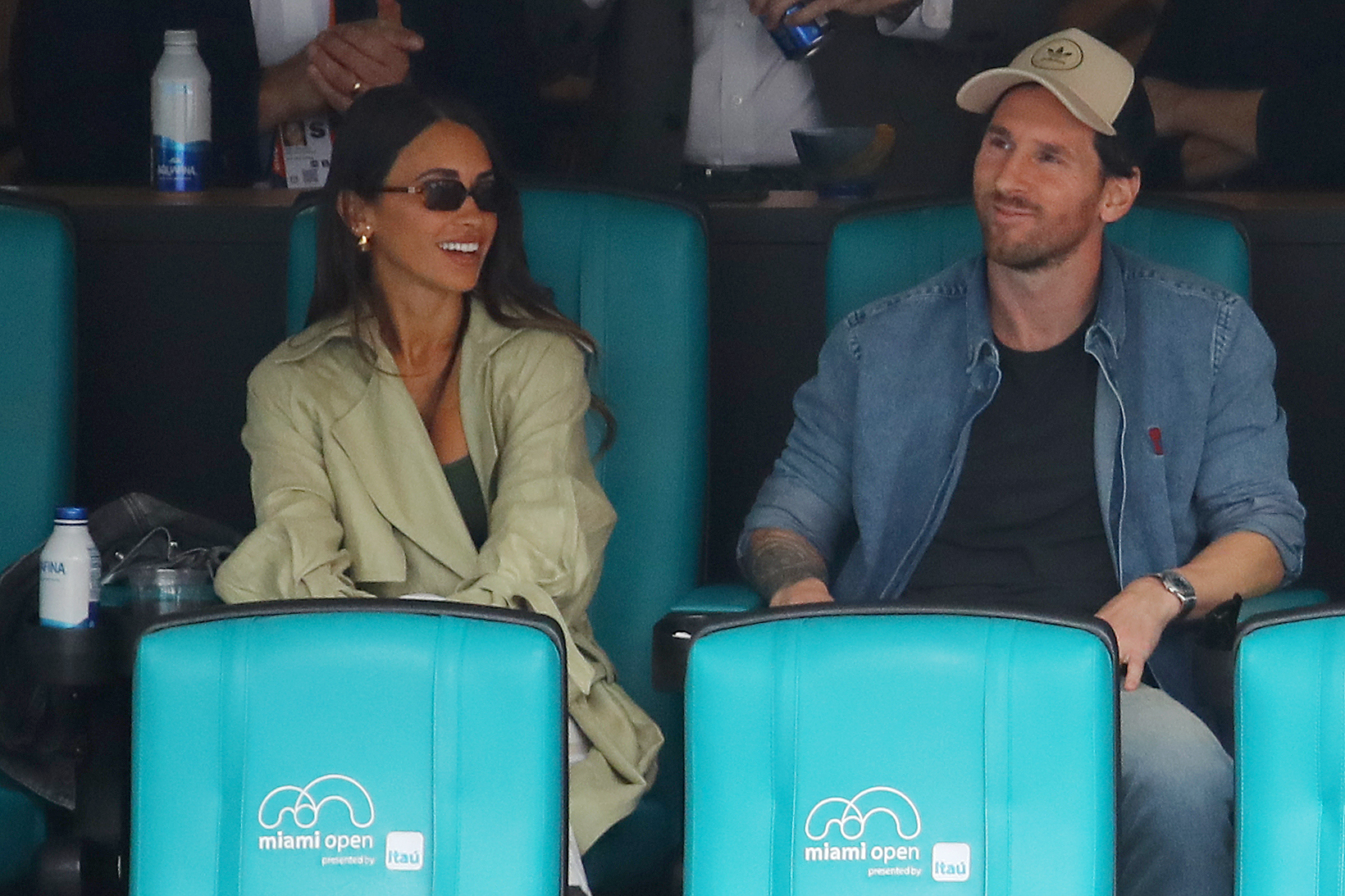 Lionel Messi y su esposa Antonela Roccuzzo en el partido de semifinales entre Novak Djokovic de Serbia contra Grigor Dimitrov de Bulgaria en el día 11 del Abierto de Miami en el Hard Rock Stadium el 28 de marzo de 2025 en Miami Gardens, Florida. | Fuente: Getty Images