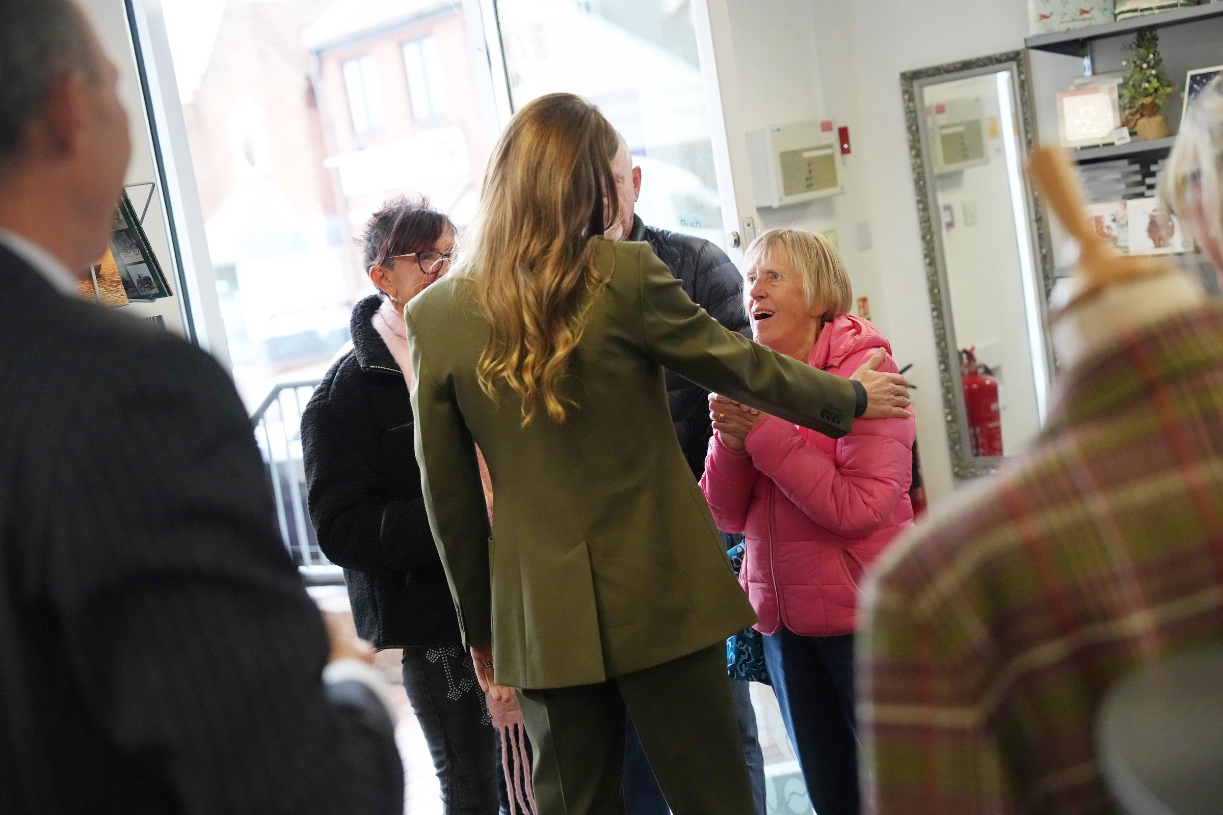 La princesa Catherine saluda cordialmente a los clientes de una tienda benéfica de EACH en Norfolk el 22 de octubre de 2026. Durante la visita, habló sobre posibles planes familiares ante la proximidad de las vacaciones escolares del príncipe George. | Fuente: Getty Images