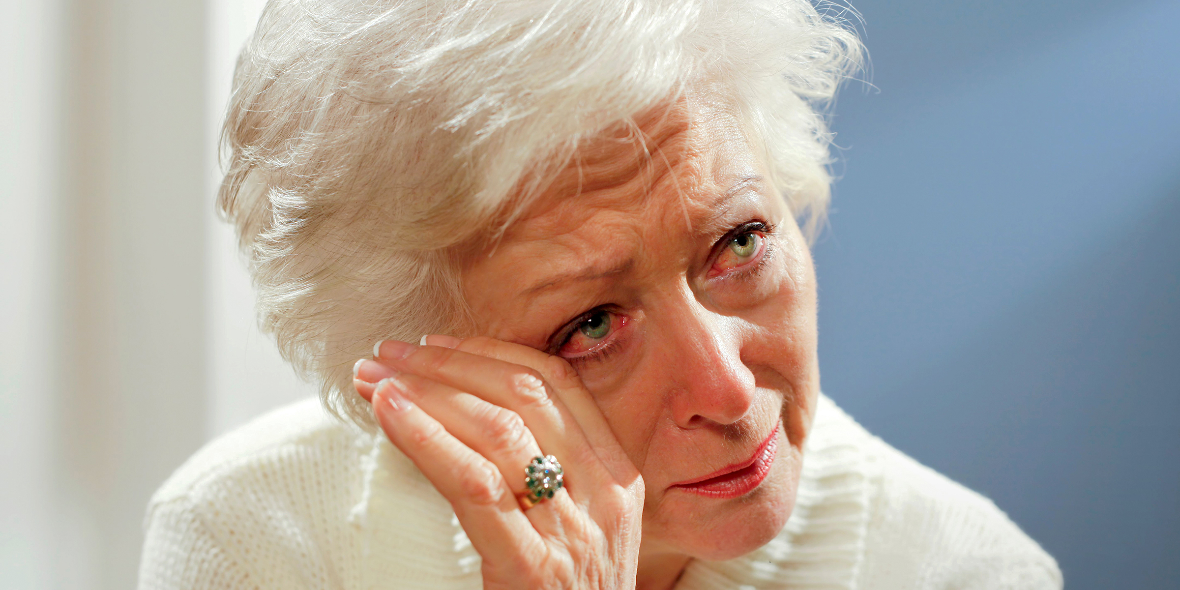 Una anciana enjugándose las lágrimas | Fuente: Getty Images