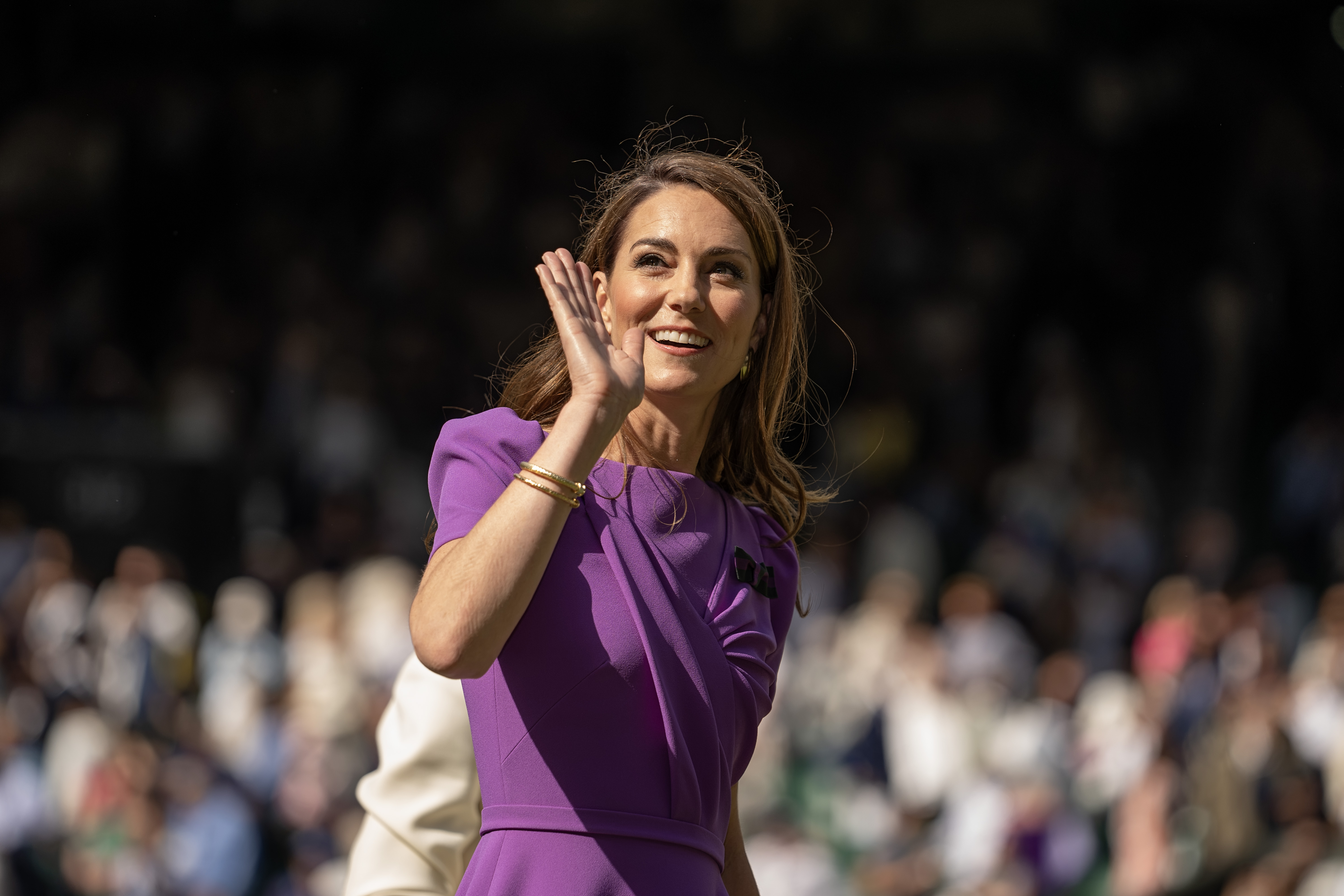 Kate Middleton saluda a la multitud durante el Campeonato de Tenis de Wimbledon el 14 de julio de 2024, en Londres, Inglaterra | Fuente: Getty Images