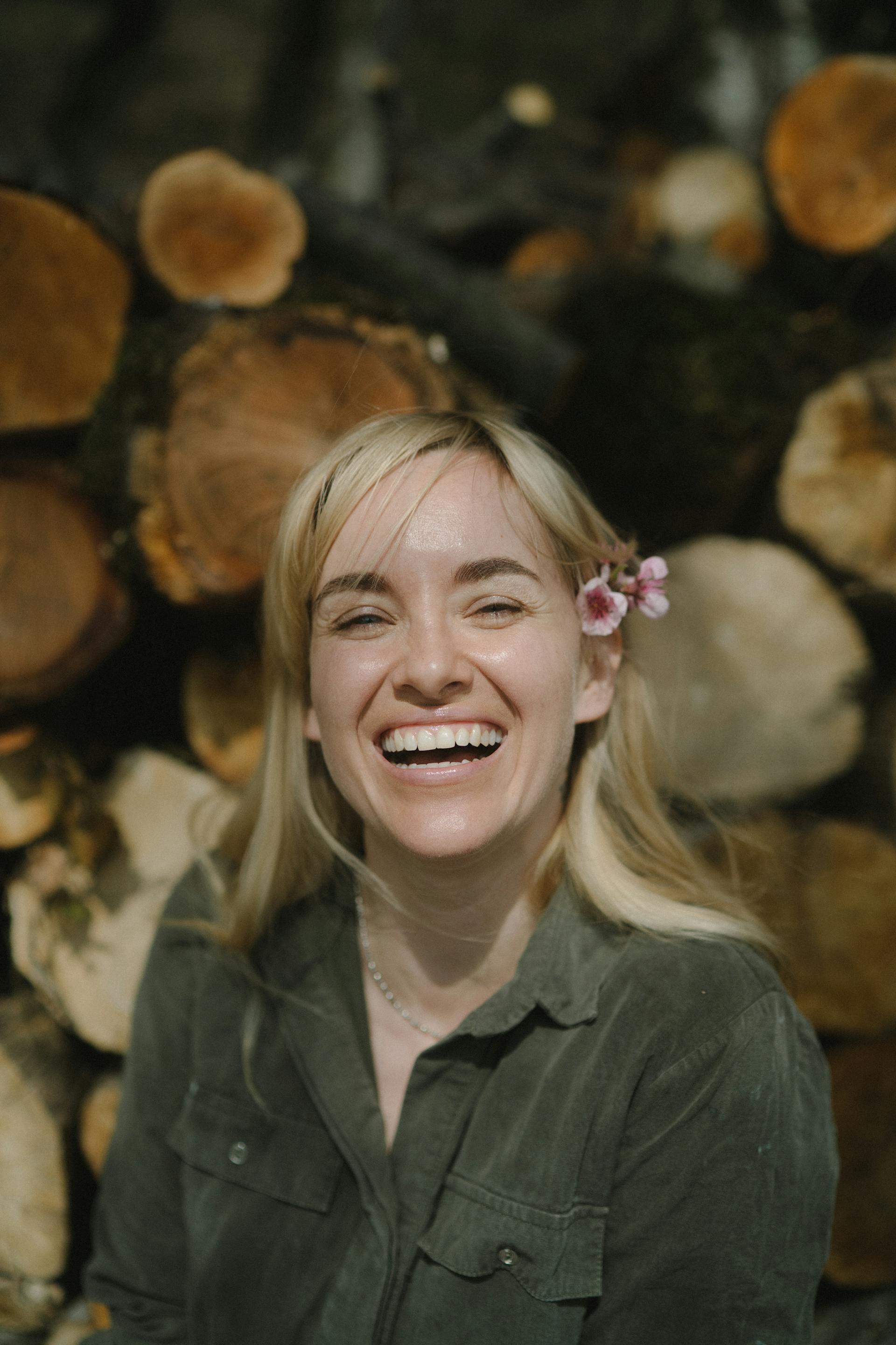 Una mujer riendo | Fuente: Pexels