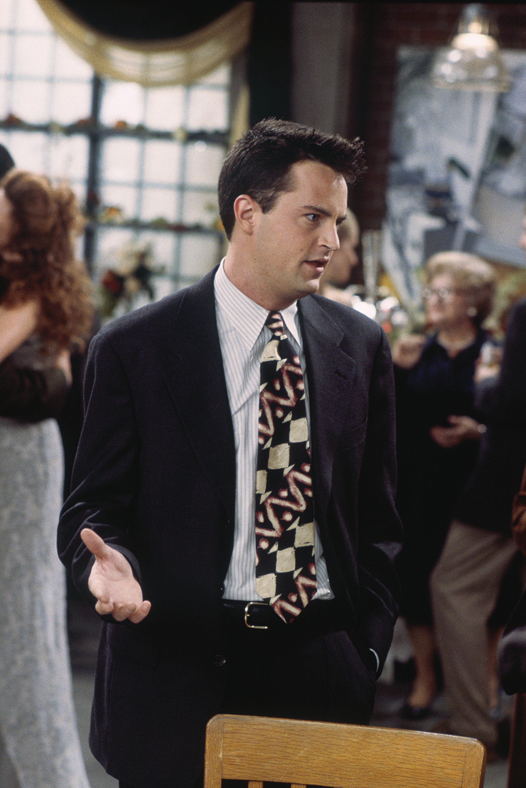 Matthew Perry como Chandler Bing en el plató de "Friends" el 14 de noviembre de 1995 | Foto: Getty Images