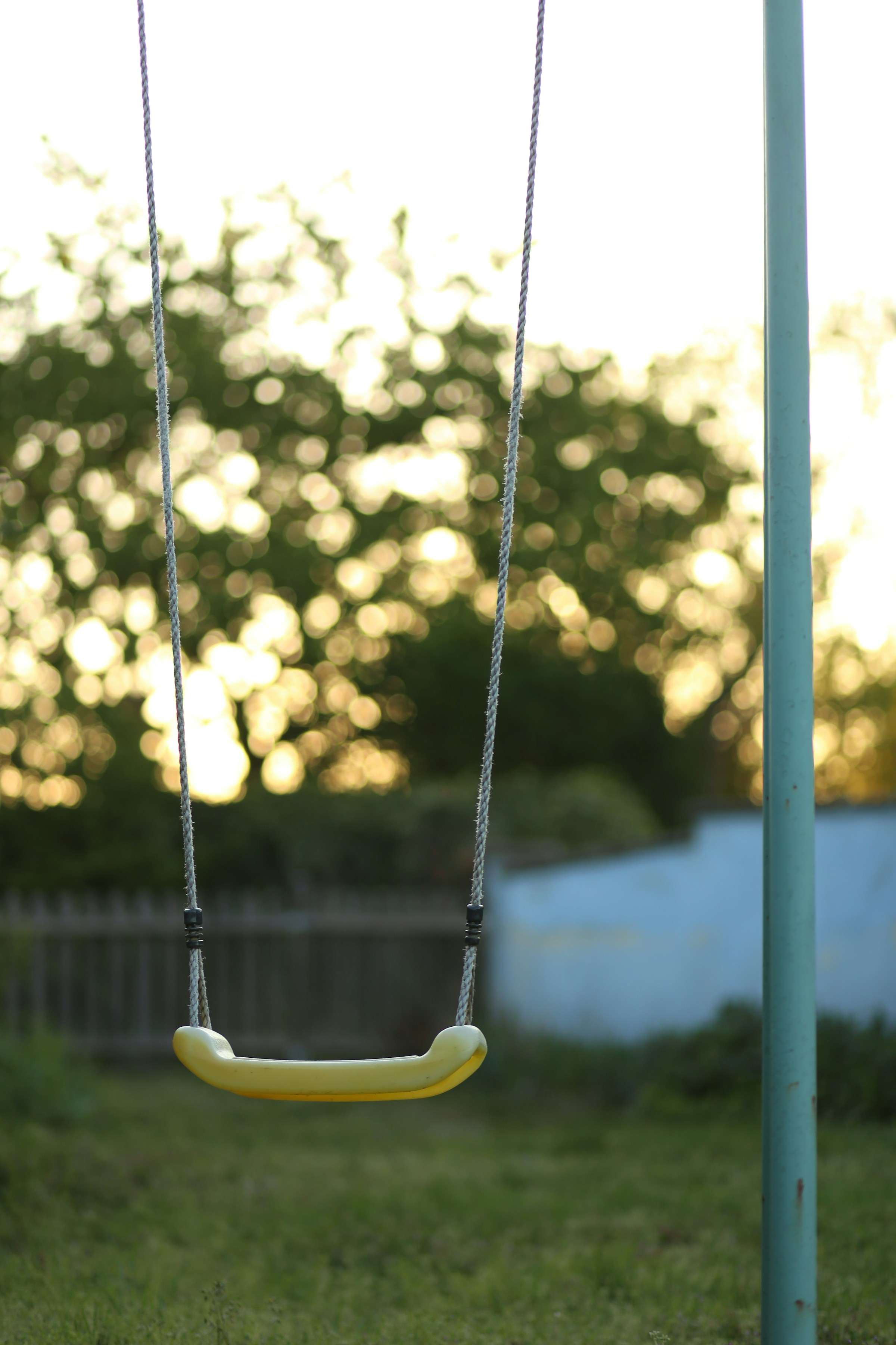 Un columpio amarillo | Foto: Unsplash