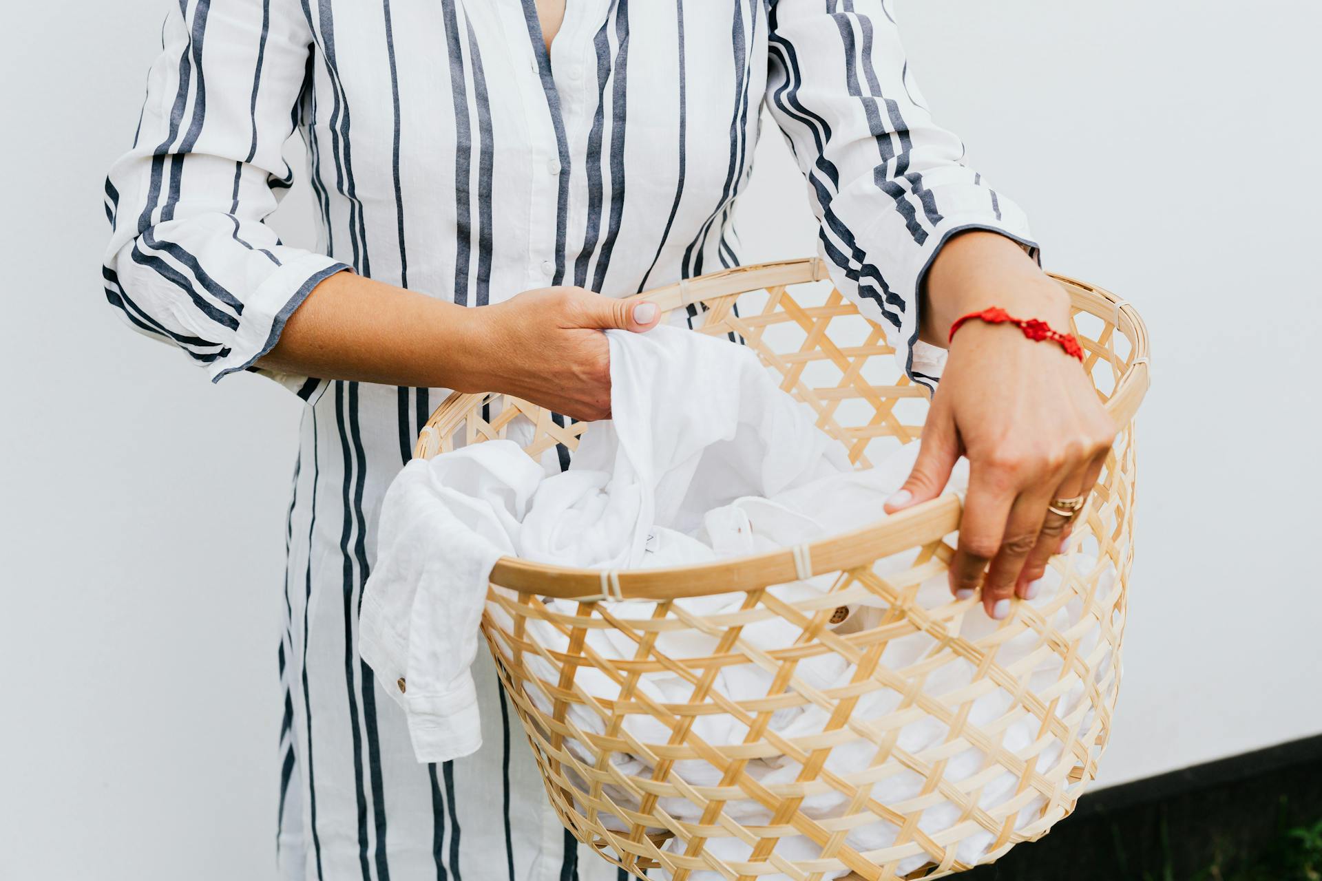 Una mujer con un cesto de la ropa sucia | Fuente: Pexels