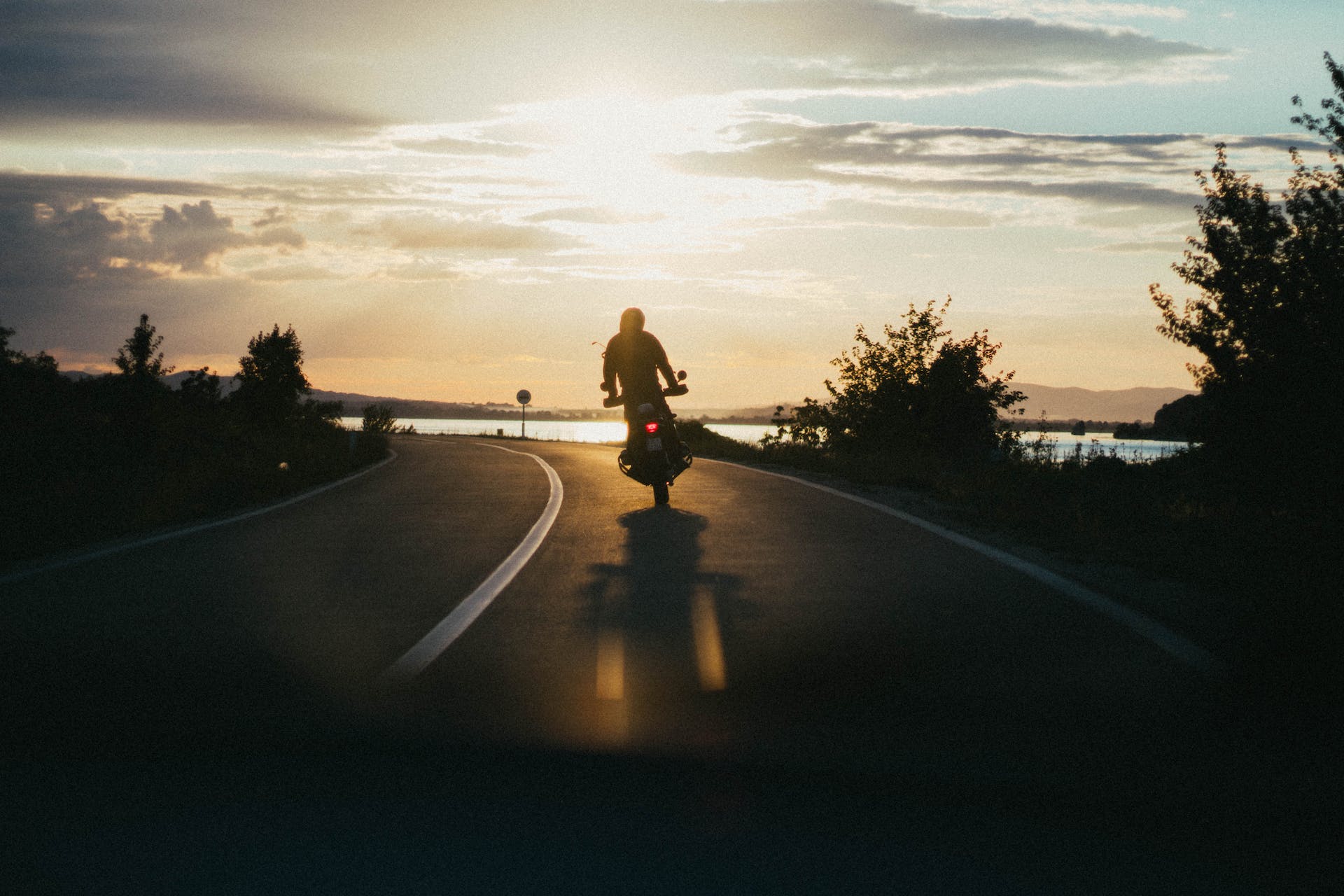 Una persona conduciendo una moto | Fuente: Pexels