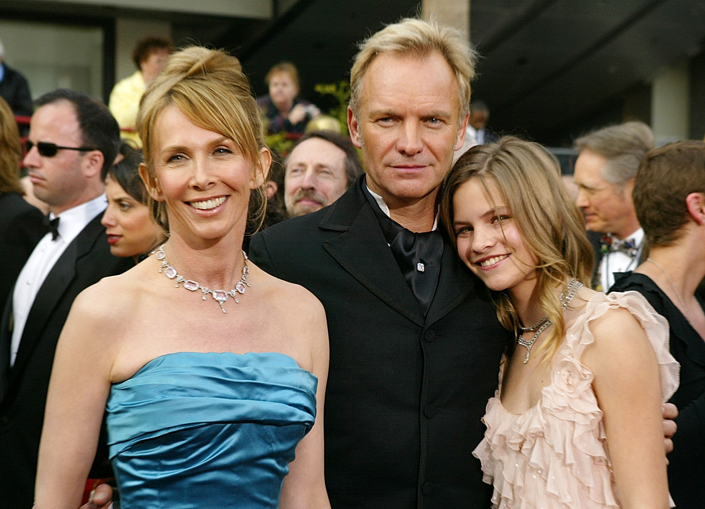 Trudie Styler y Sting con su hija Eliot Sumner asisten a la 76ª edición de los premios GRAMMY el 29 de febrero de 2004 | Fuente: Getty Images
