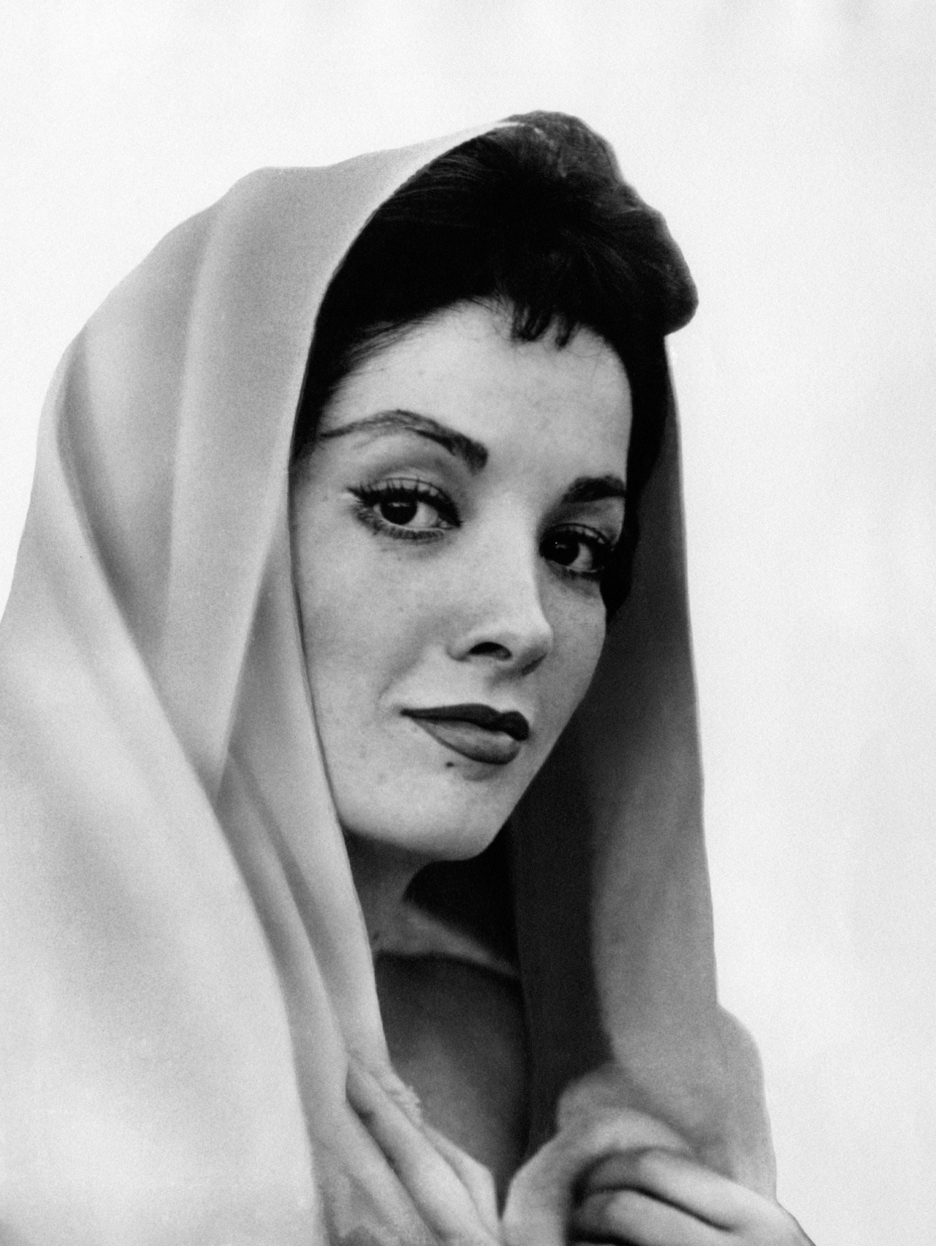 Linda Cristal posa con un elegante velo en la cabeza para la revista Modern Screen en 1959. | Foto: Getty Image