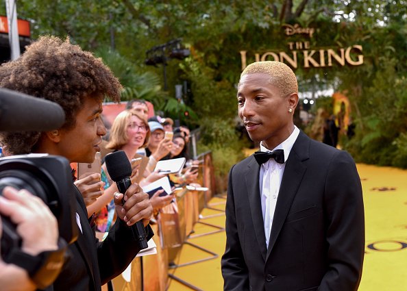Pharrell Williams asiste al estreno europeo de "The Lion King" de Disney en Odeon Luxe Leicester Square el 14 de julio de 2019 en Londres, Inglaterra. | Fuente: Getty Images