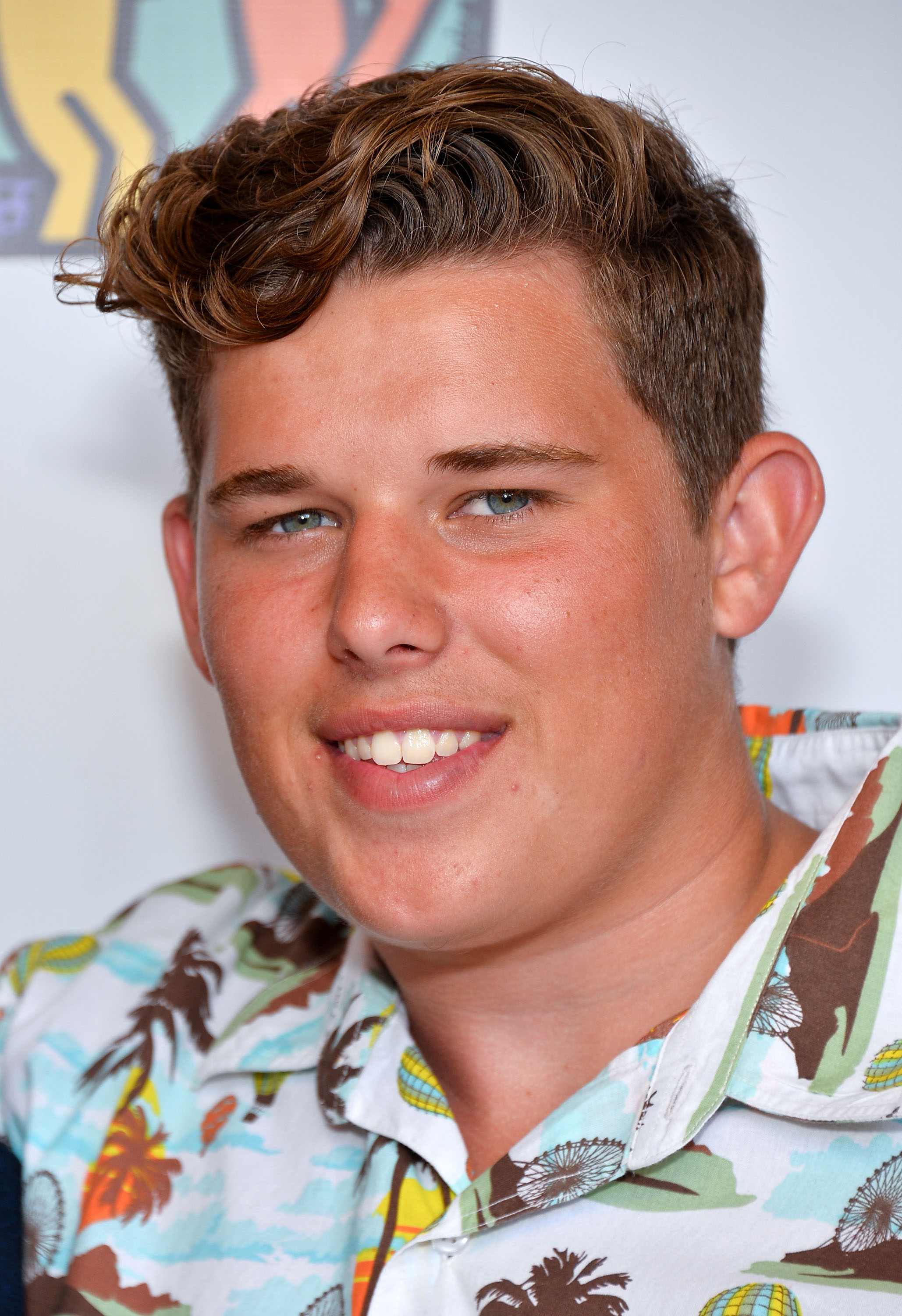 Christopher Schwarzenegger asiste a la gala benéfica Team Maria para Best Buddies en Montage Beverly Hills el 18 de agosto de 2013. Lleva una colorida camisa de estampado tropical y sonríe a la cámara, con el pelo peinado con un corte corto y ondulado.