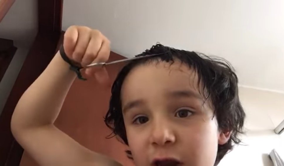 Niño explica en video cómo cortarse el cabello en tiempos de cuarentena. | Foto: Facebook/Francisco Ramirez