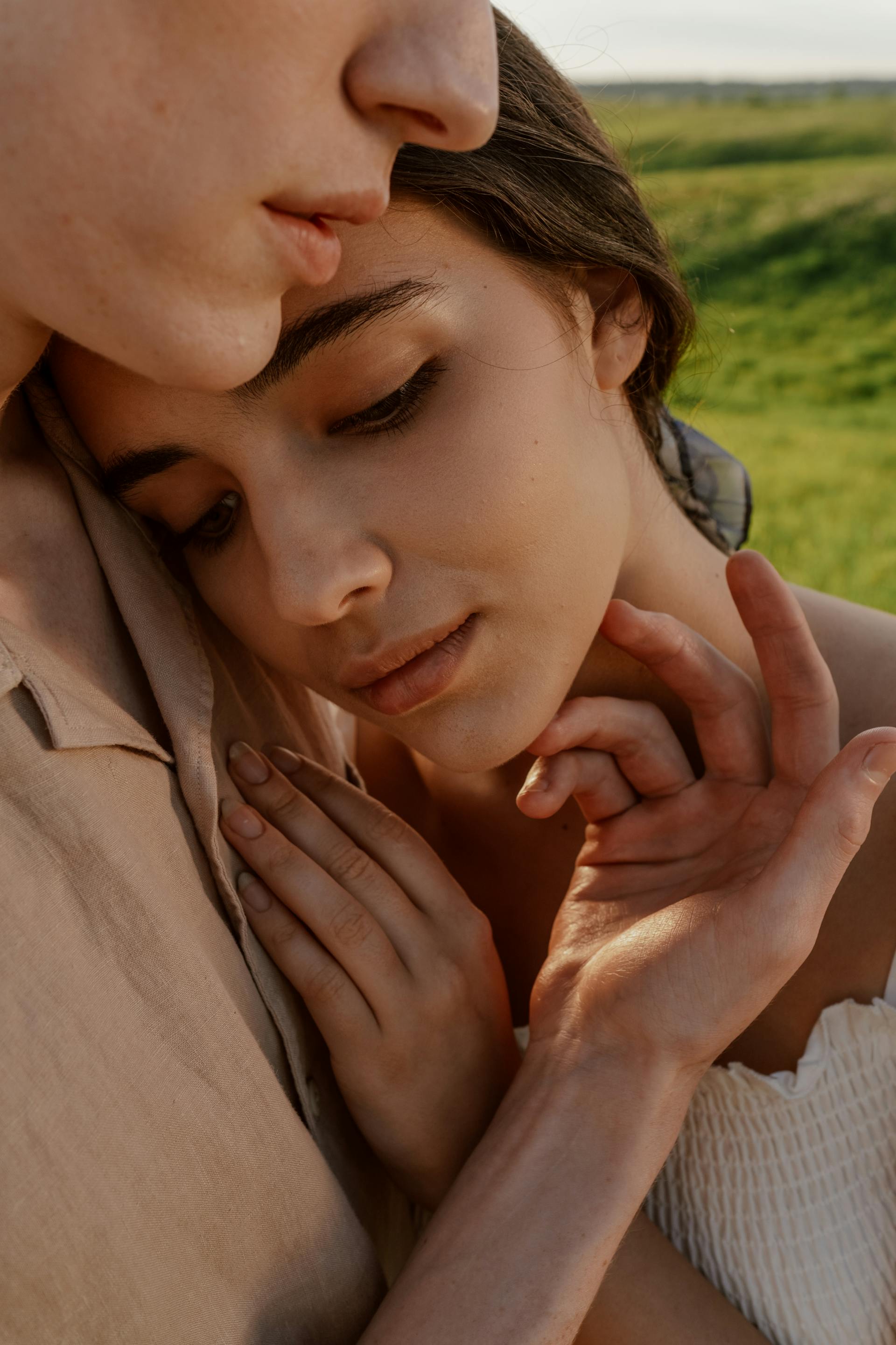 Un hombre abraza tiernamente a una mujer | Fuente: Pexels