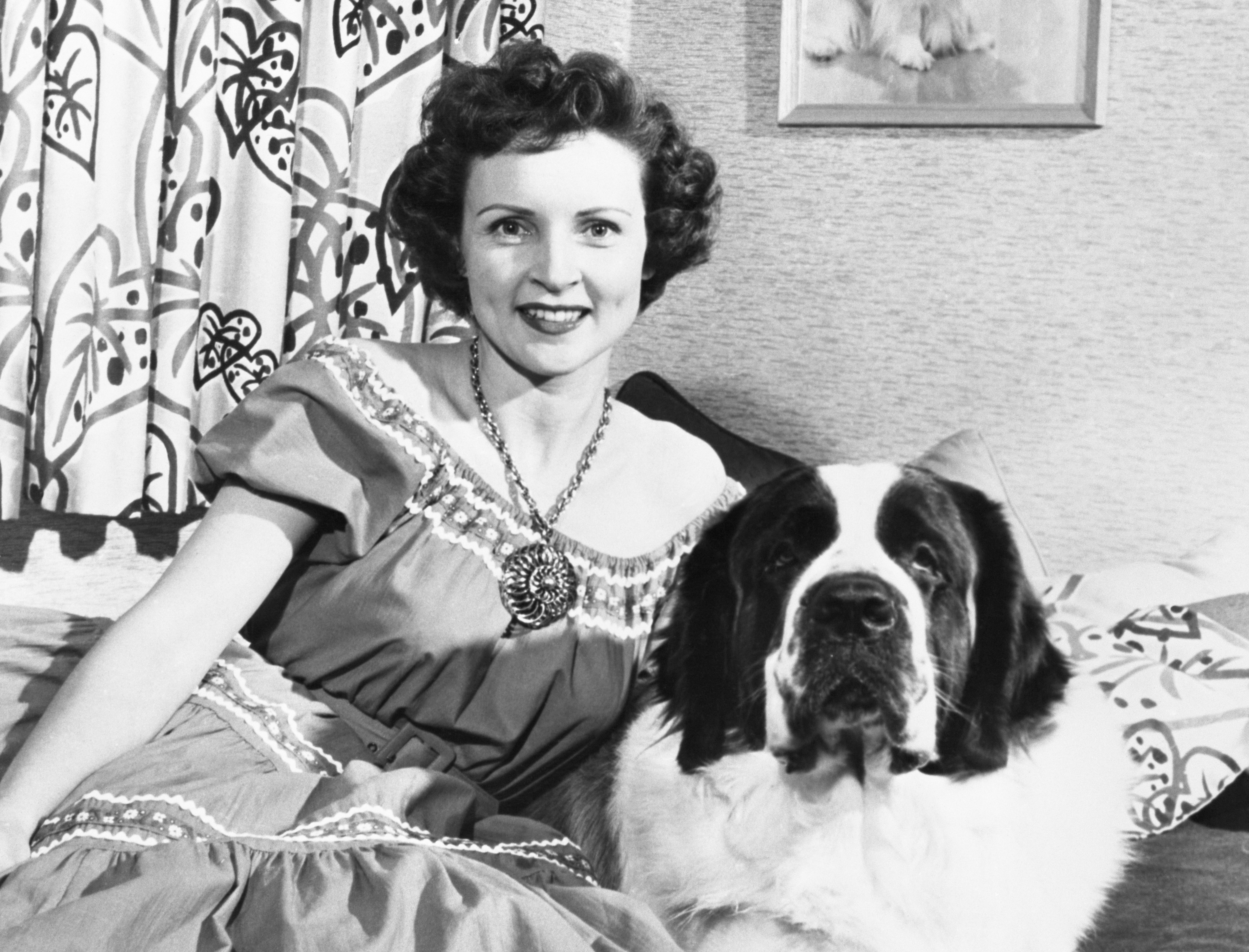 Betty White con su San Bernardo, hacia 1954 | Foto: Getty Images