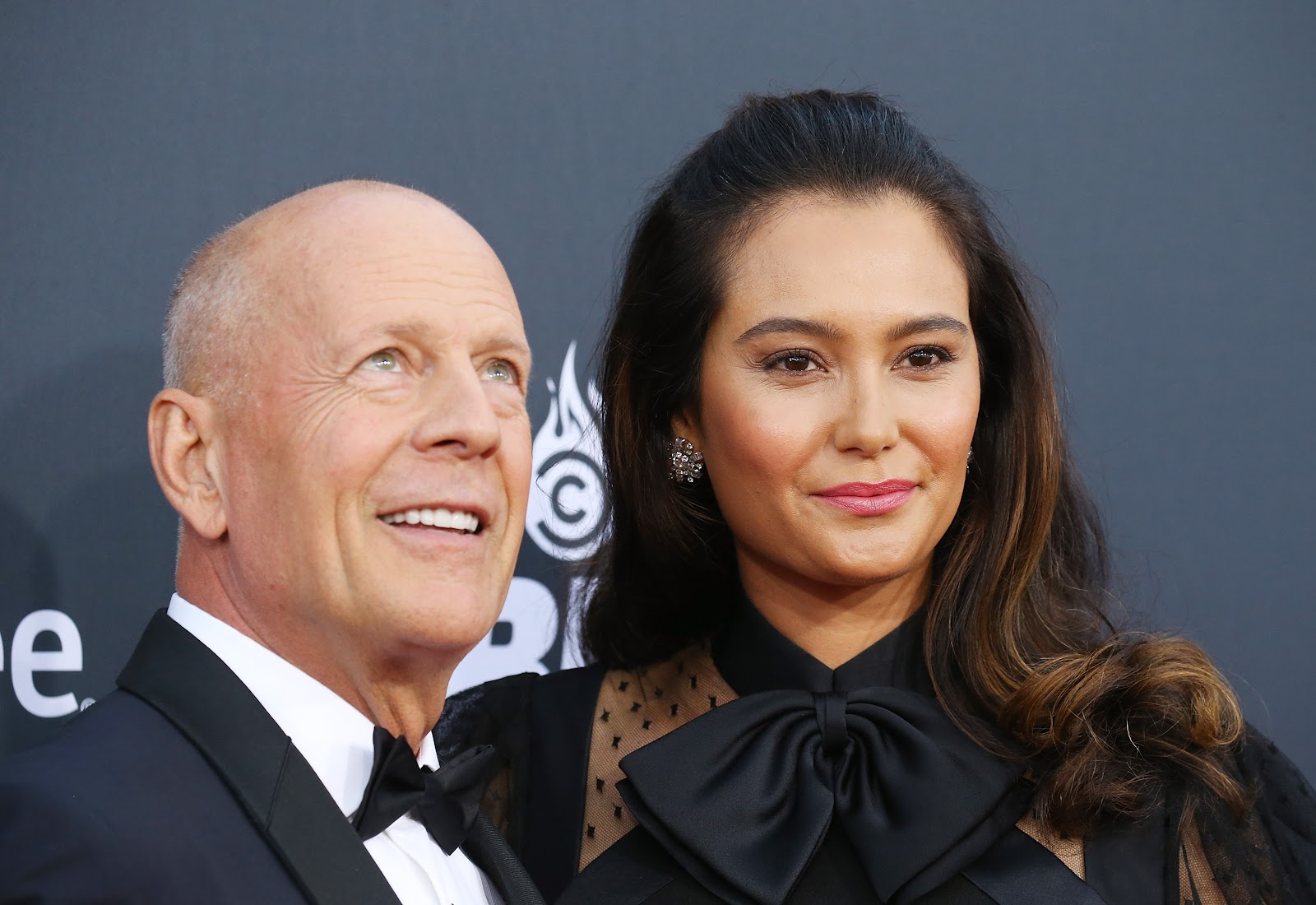 Bruce Willis y Emma Heming llegan al "Roast de Bruce Willis" de Comedy Central en Los Ángeles el 14 de julio de 2018 | Fuente: Getty Images