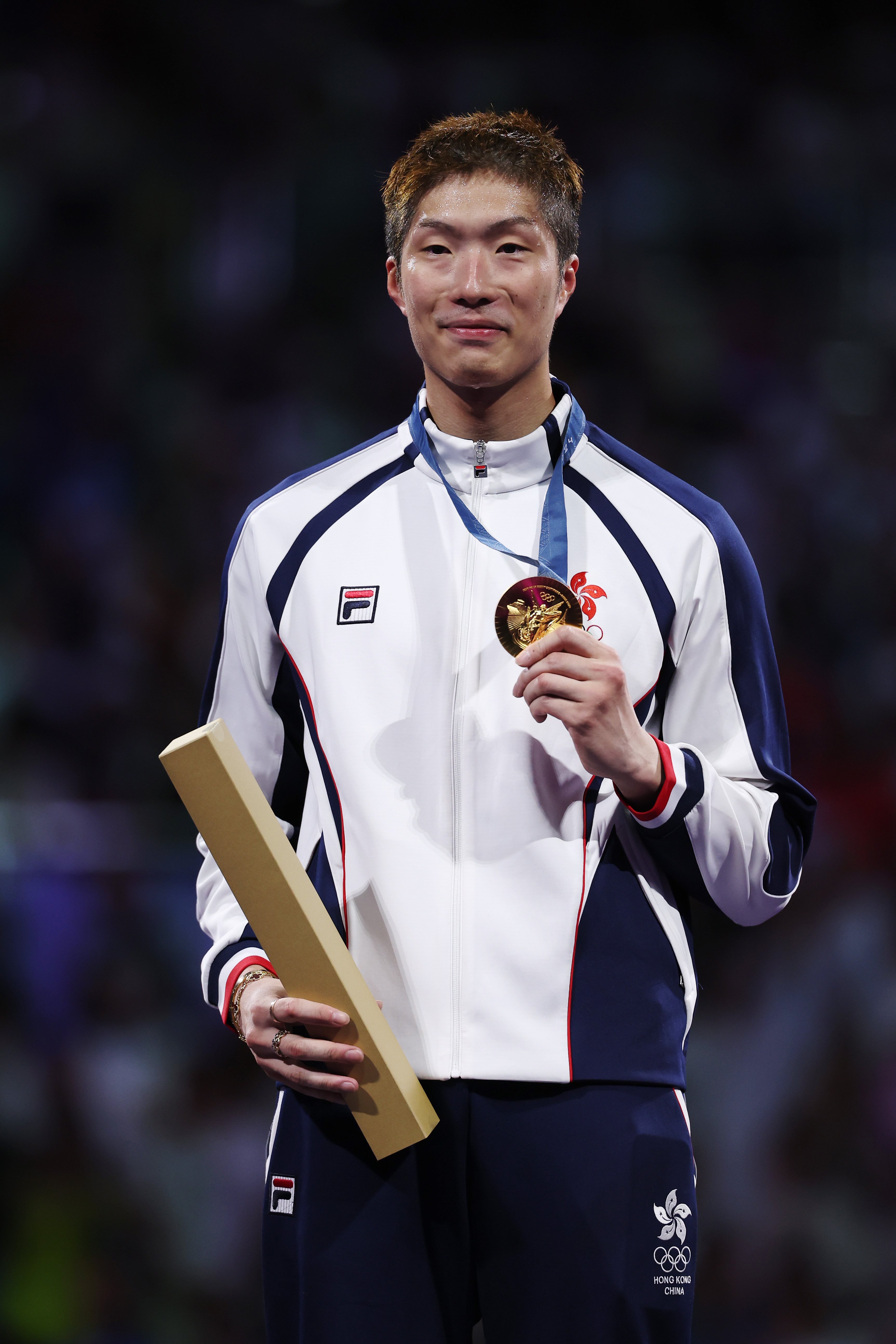 Ka Long Cheung, del equipo de Hong Kong, celebrando su medalla de oro durante la ceremonia de entrega de medallas del Florete Individual Masculino en París, Francia, el 29 de julio de 2024 | Fuente: Getty Images