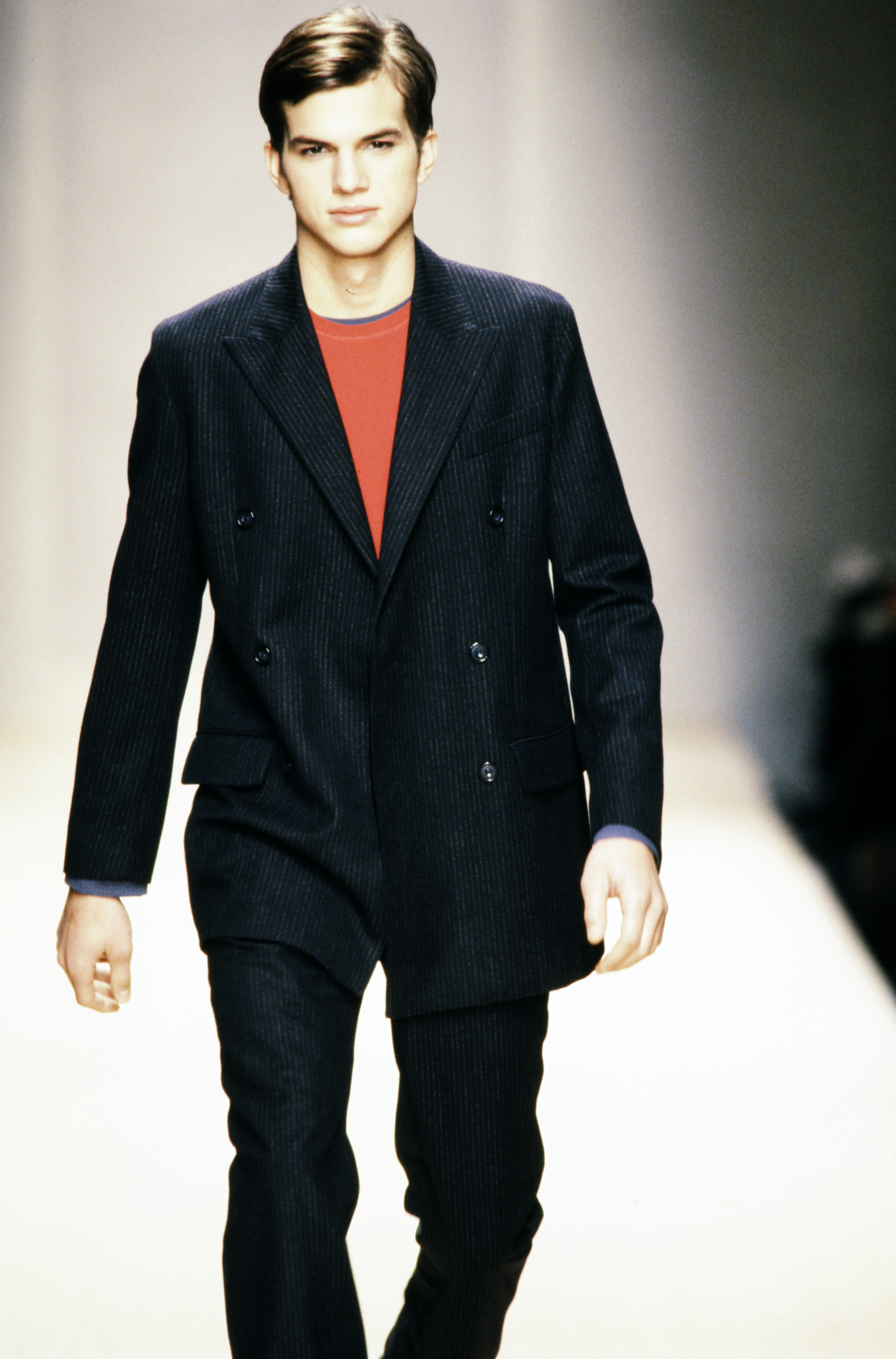 Ashton Kutcher desfilando en la pasarela de la colección masculina Byblos Primavera 1998 Ready to Wear. | Fuente: Getty Images