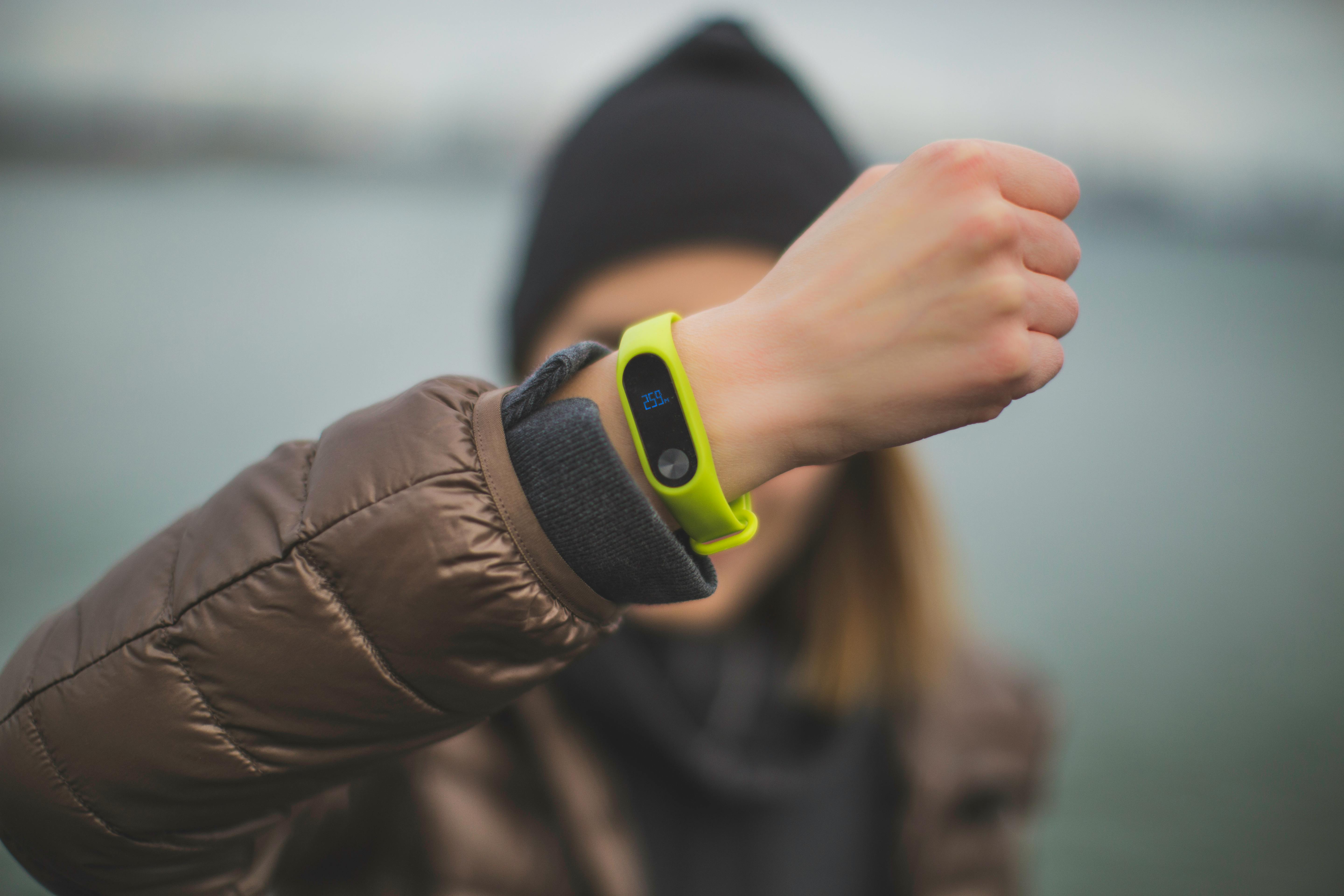 Mujer con un smartwatch | Fuente: Pexels