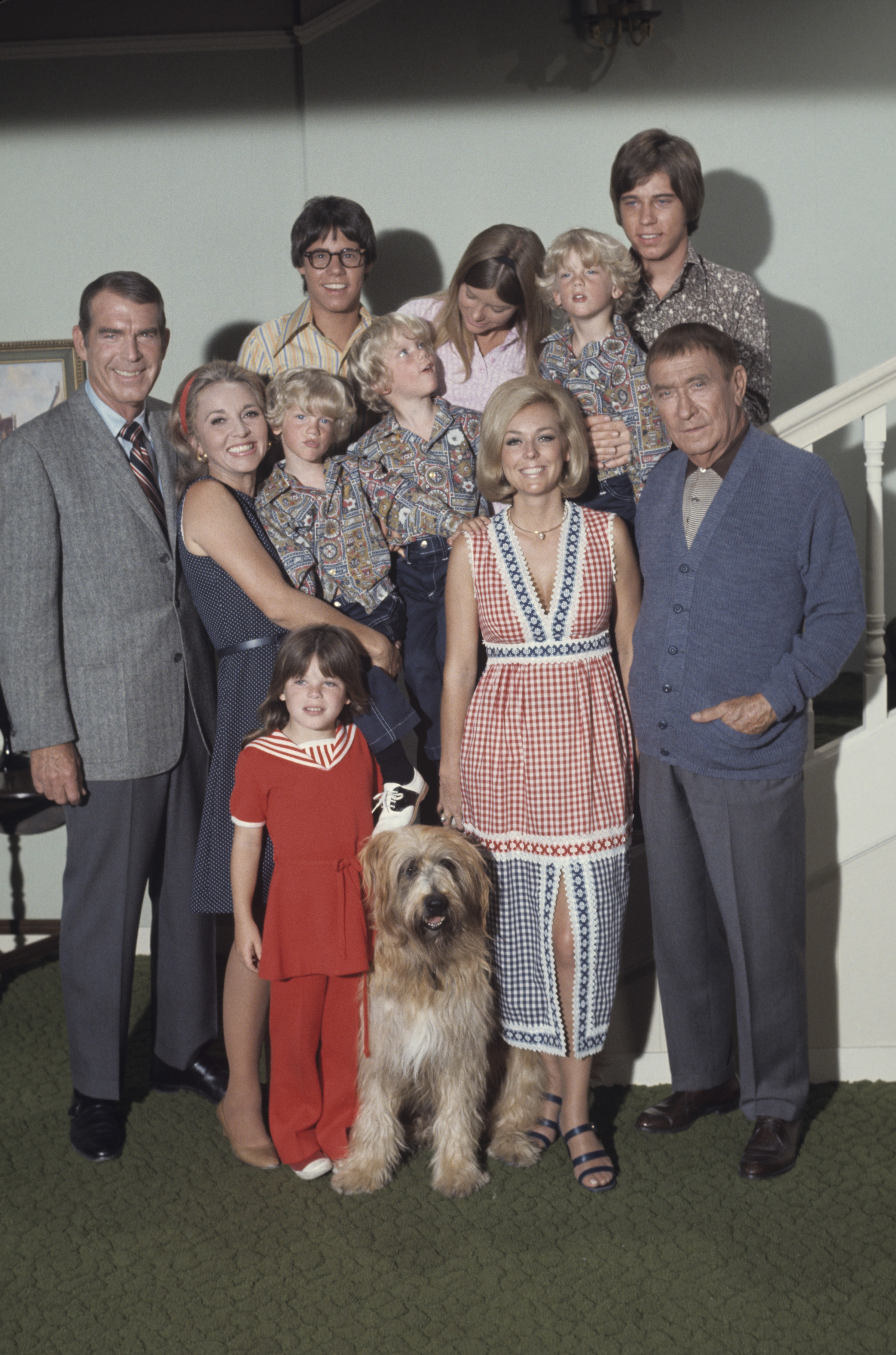 Fred MacMurray, Beverly Garland, dos trillizos, Dawn Lyn, Barry Livingston, Ronnie Troup, Tina Cole, Trillizo, Stanley Livingston y William Demarest en el plató de "My Three Sons" | Fuente: Getty Images