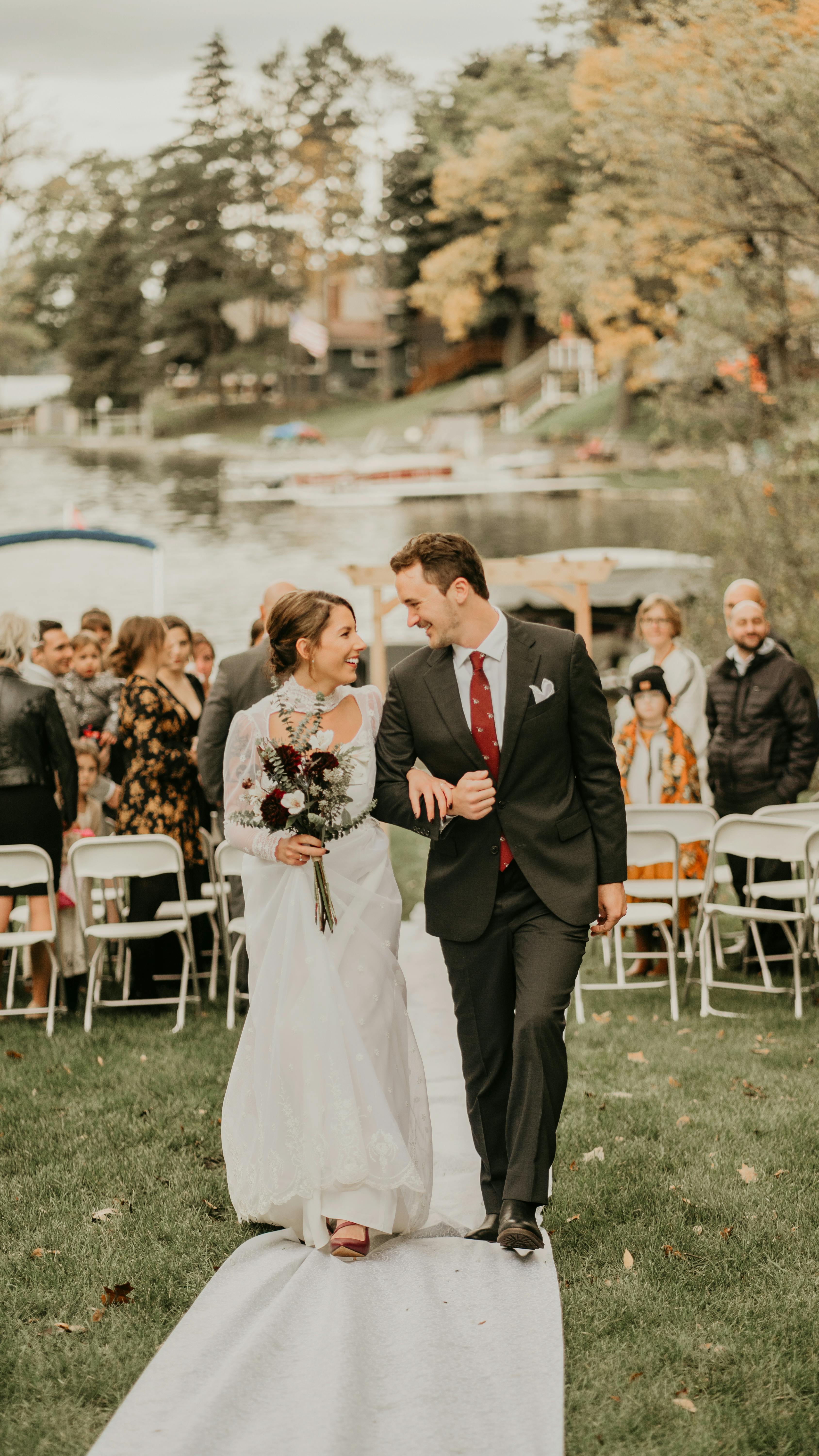 Una pareja caminando por el pasillo durante la ceremonia de su boda | Fuente: Pexels