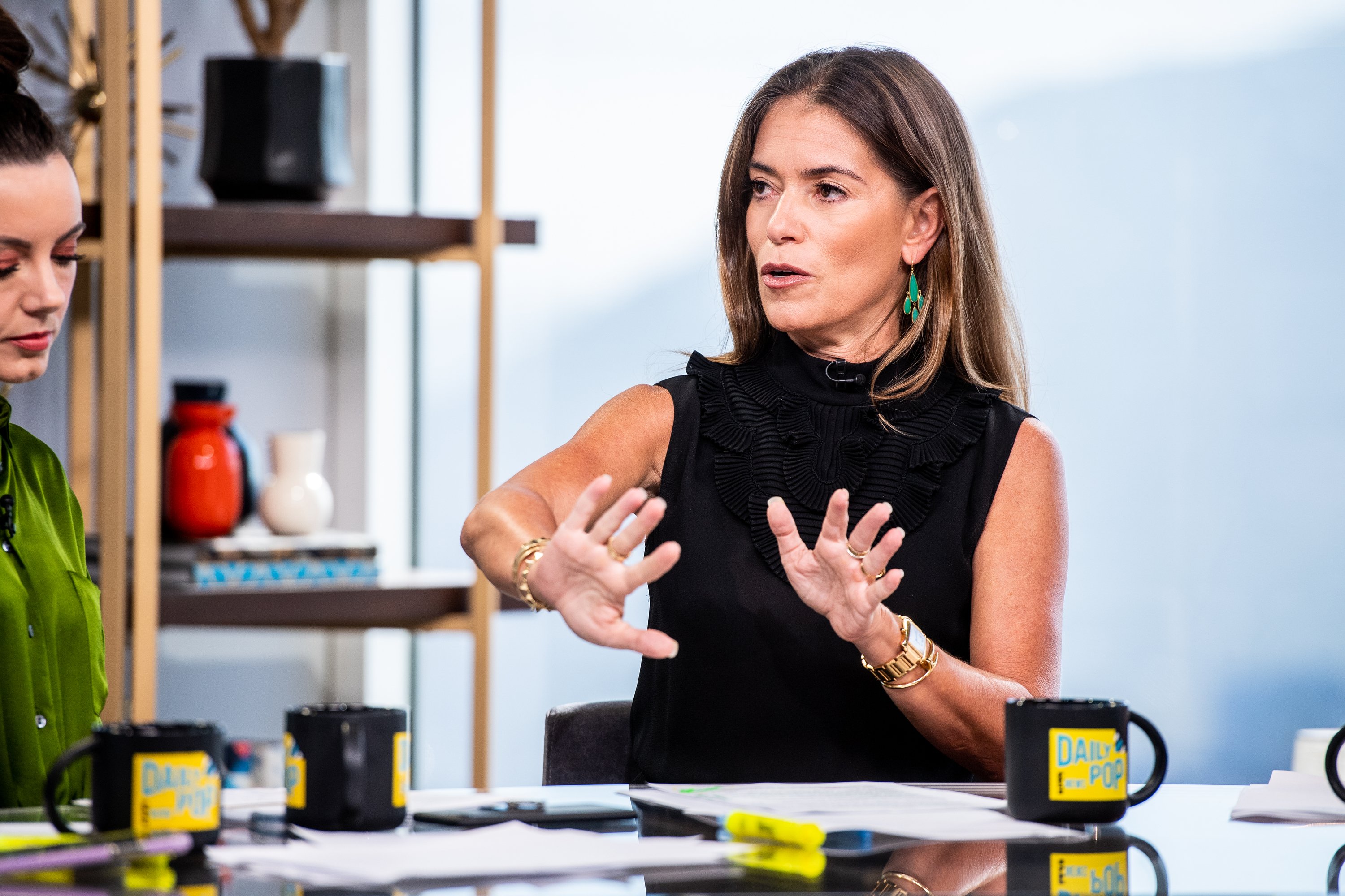 La abogada de divorcios de celebridades Laura Wasser habla en el set de Daily Pop, el 13 de septiembre de 2018.  | Foto: Getty Images