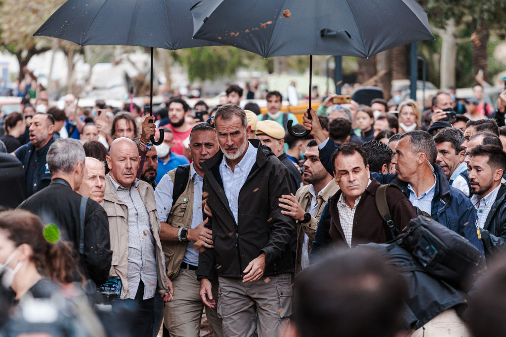 El rey Felipe VI protegido con paraguas por sus guardaespaldas en Paiporta. | Foto: Getty Images