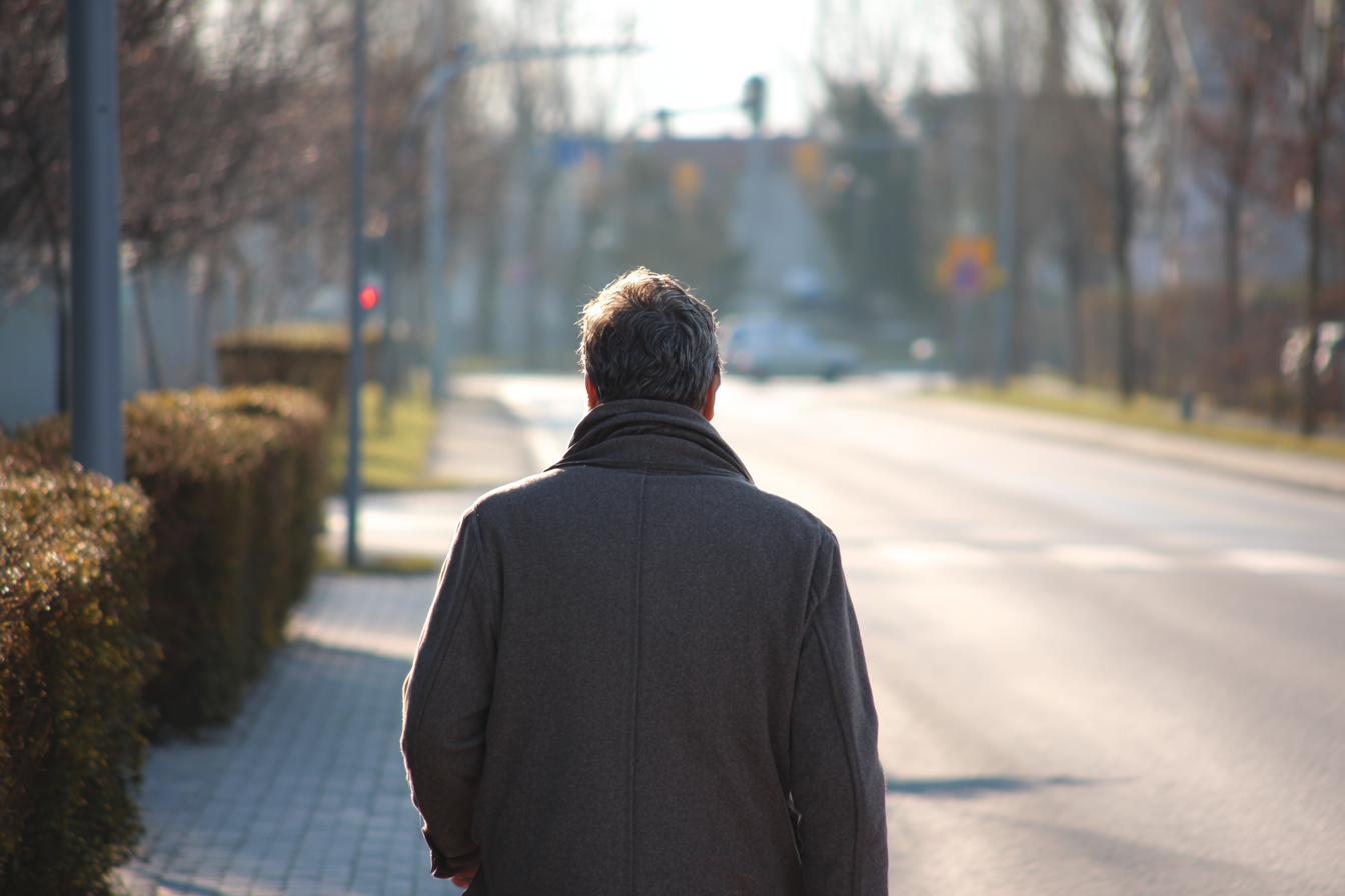 Un hombre caminando por una calle | Fuente: Midjourney