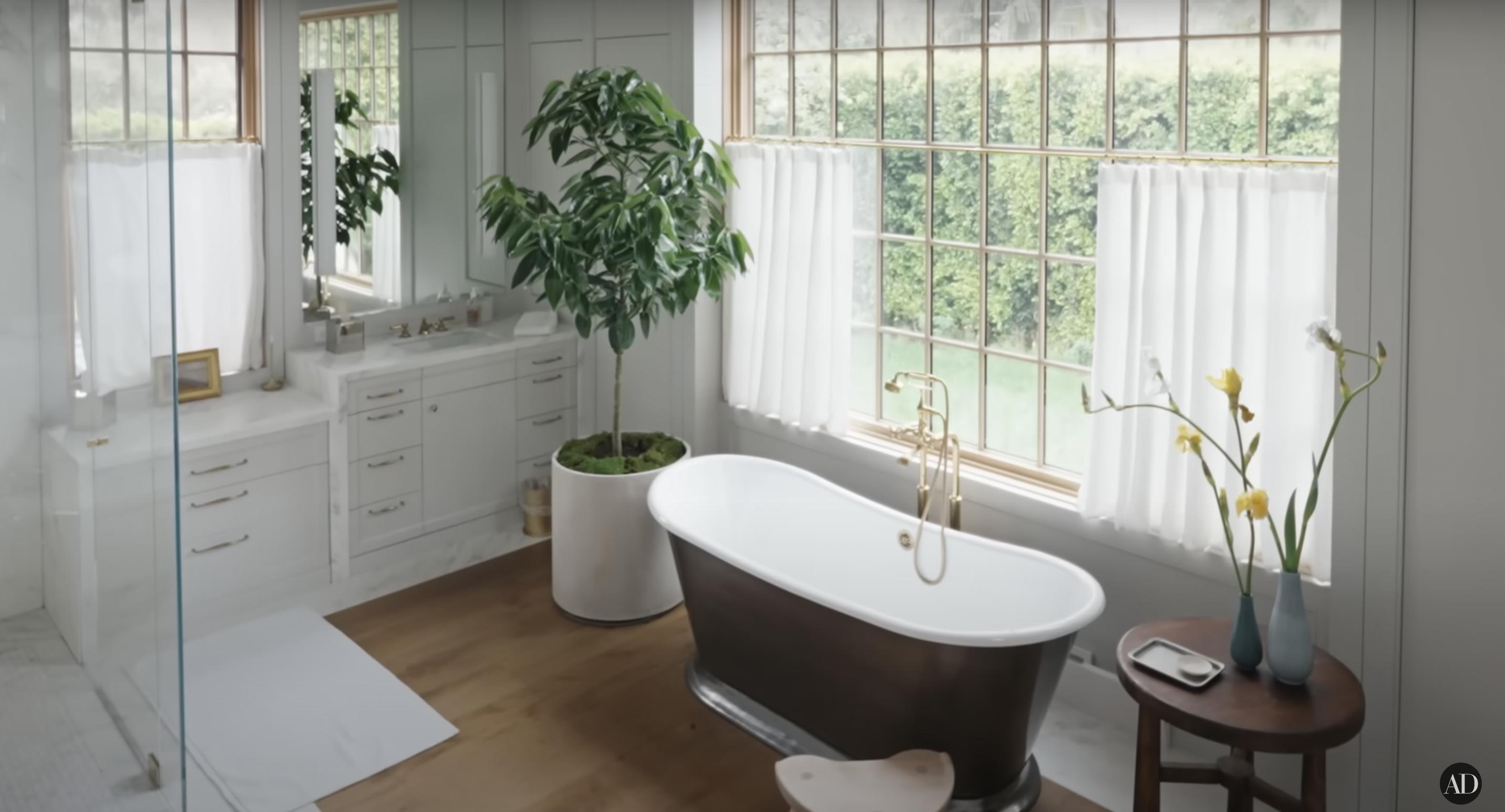 El cuarto de baño de Jennifer Garner, fechado el 3 de septiembre de 2024 | Fuente: YouTube/@Archdigest