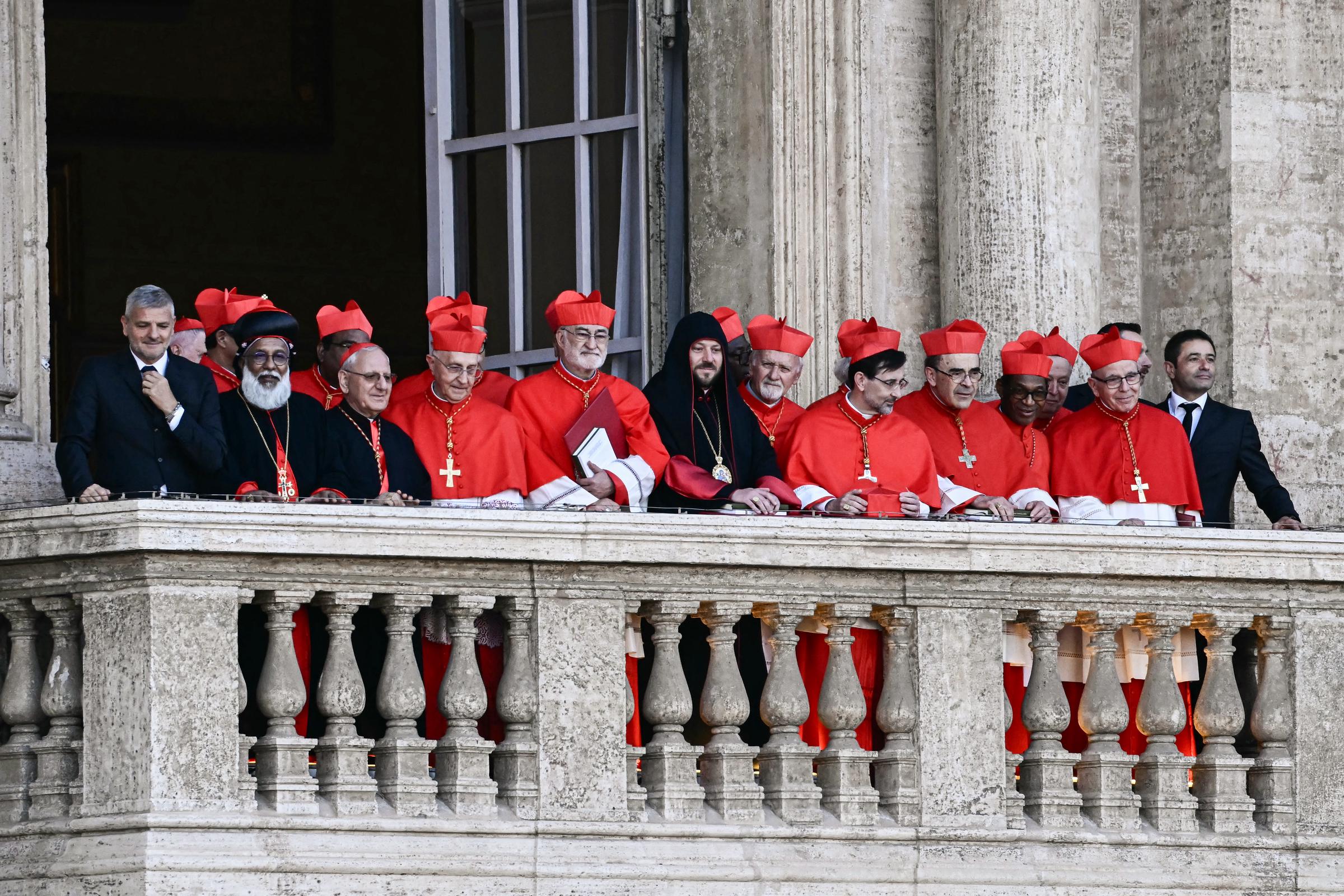 Cardenales en un balcón de la Basílica de San Pedro / Fuente: Getty Images