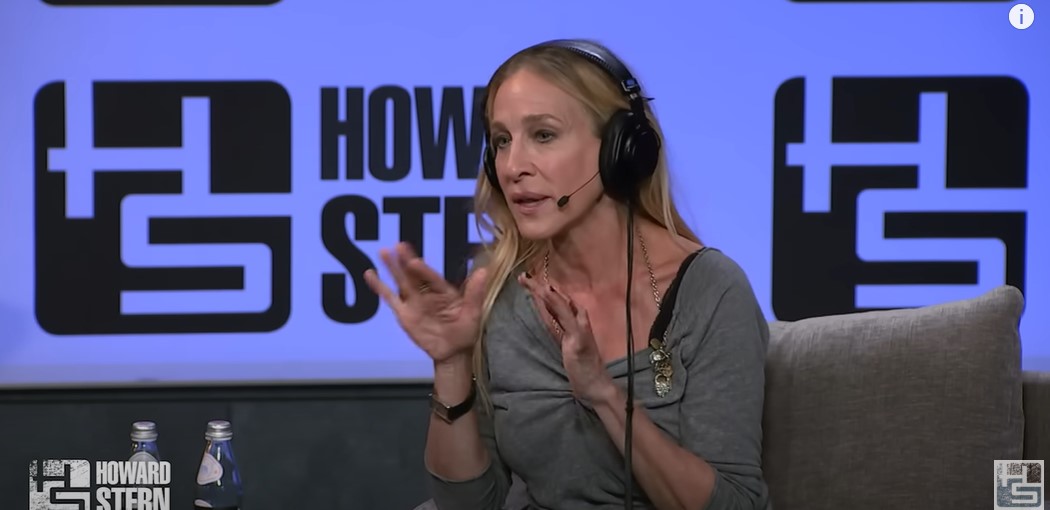 Sarah Jessica Parker habla sobre el envejecimiento, los estiramientos faciales y el Bótox el 28 de junio de 2023 | Fuente: YouTube/The Howard Stern Show