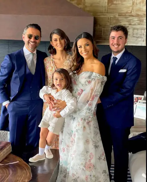 Eva Longoria con su esposo, su hijo y sus hijastros | Fuente: Facebook/Eva Longoria Baston