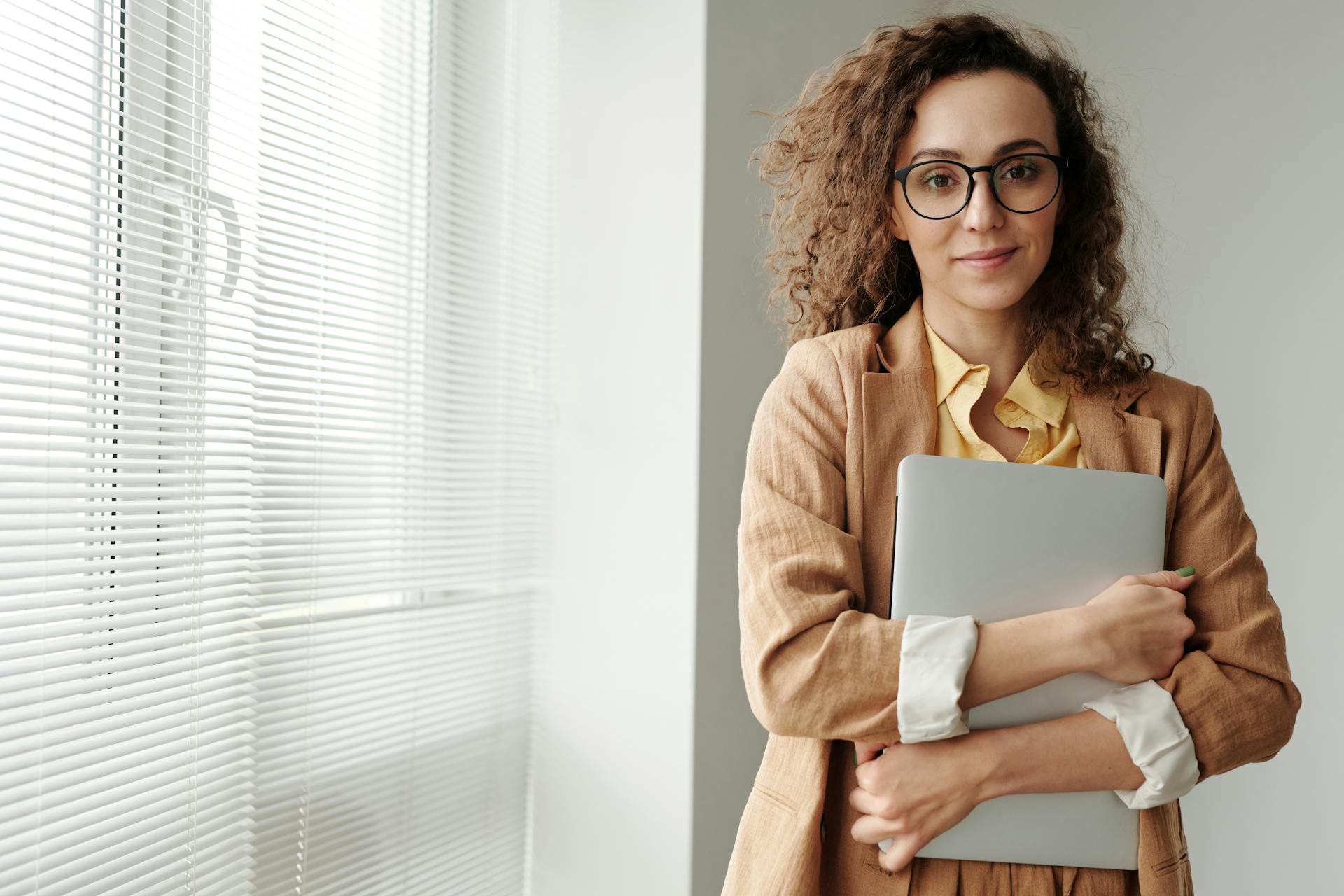 Una joven con un archivo en la mano | Fuente: Pexels