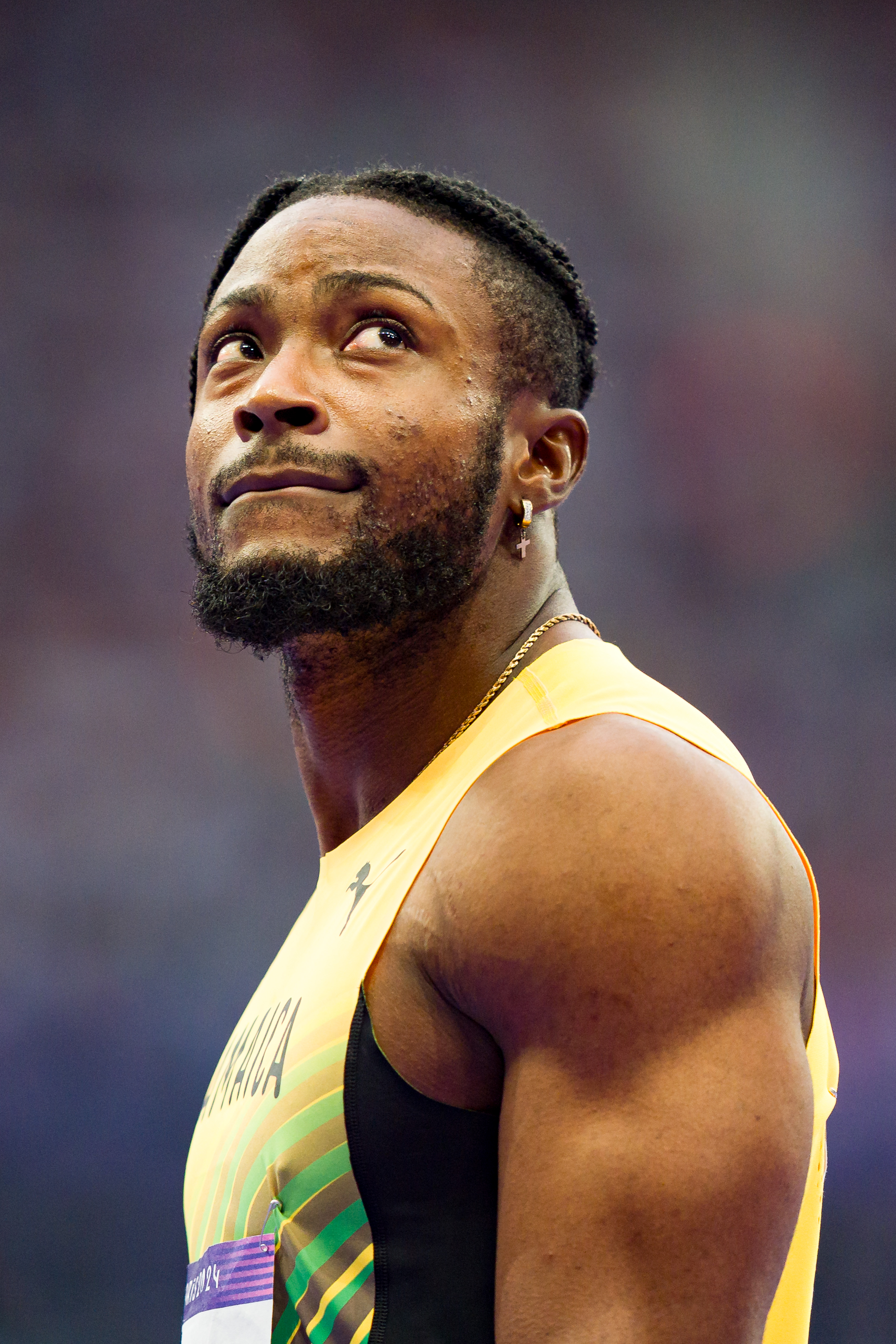 Kishane Thompson observa durante la semifinal masculina de los 100 metros planos en los Juegos Olímpicos de París 2024 en París, Francia, el 4 de agosto de 2024 | Fuente: Getty Images