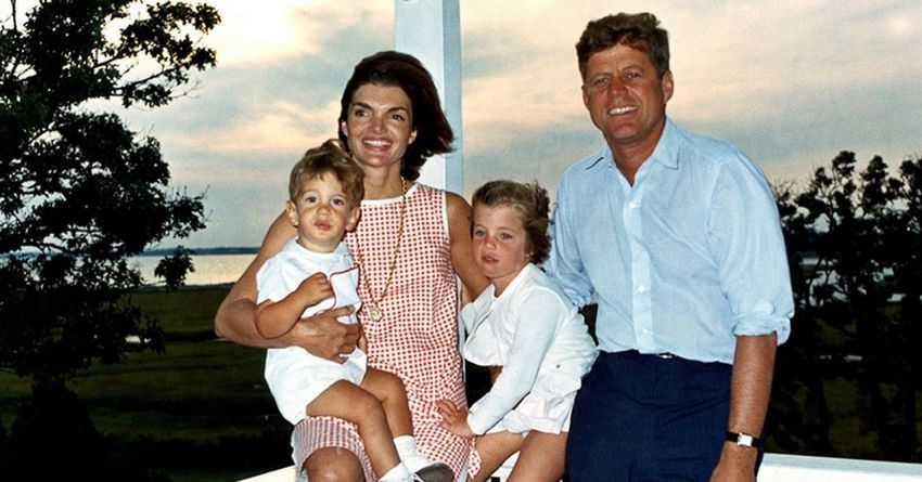 John F. Kennedy y Jacqueline con sus hijos en 1963. | Foto: Getty Images