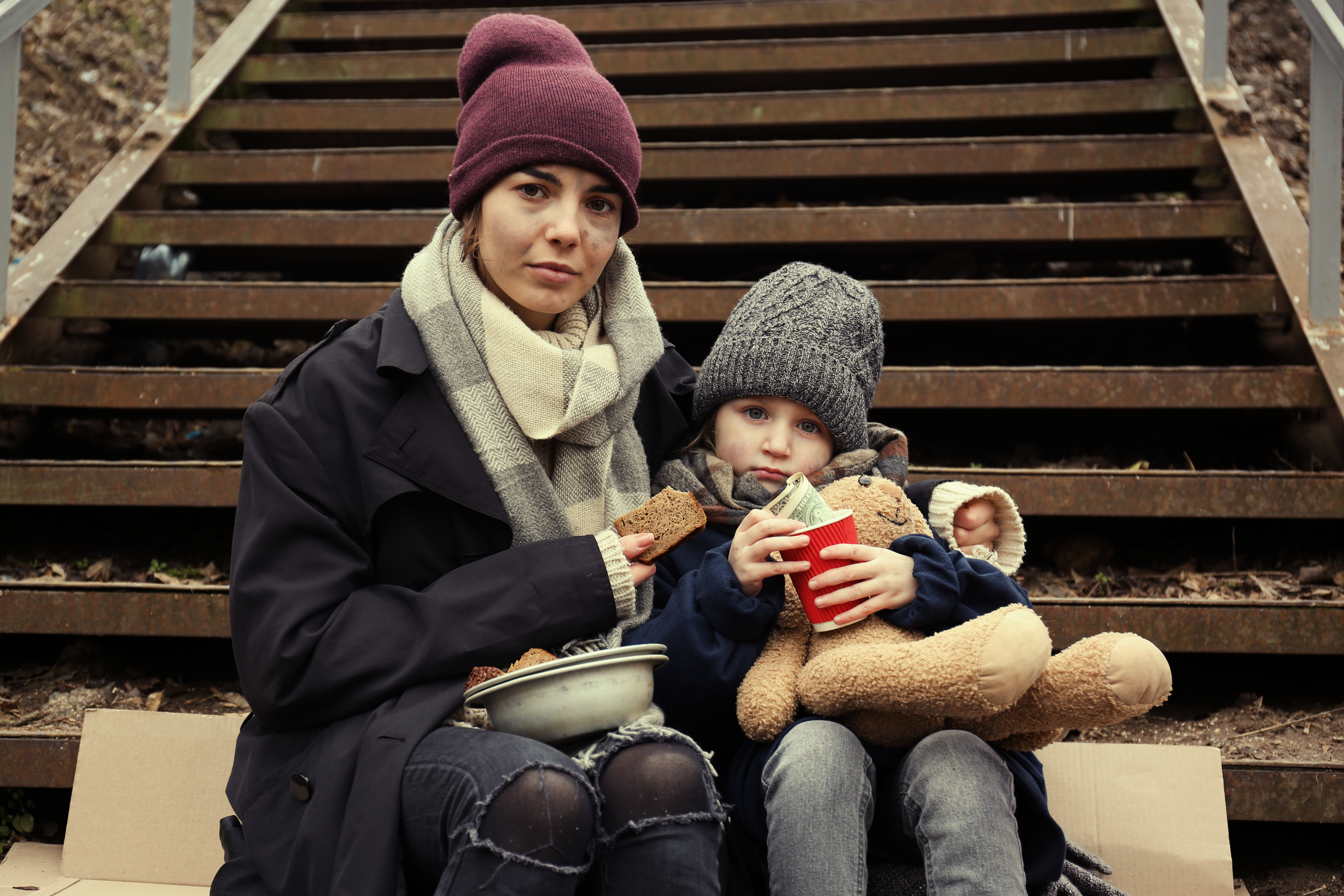 Una madre y su hijo sin hogar | Foto: Shutterstock