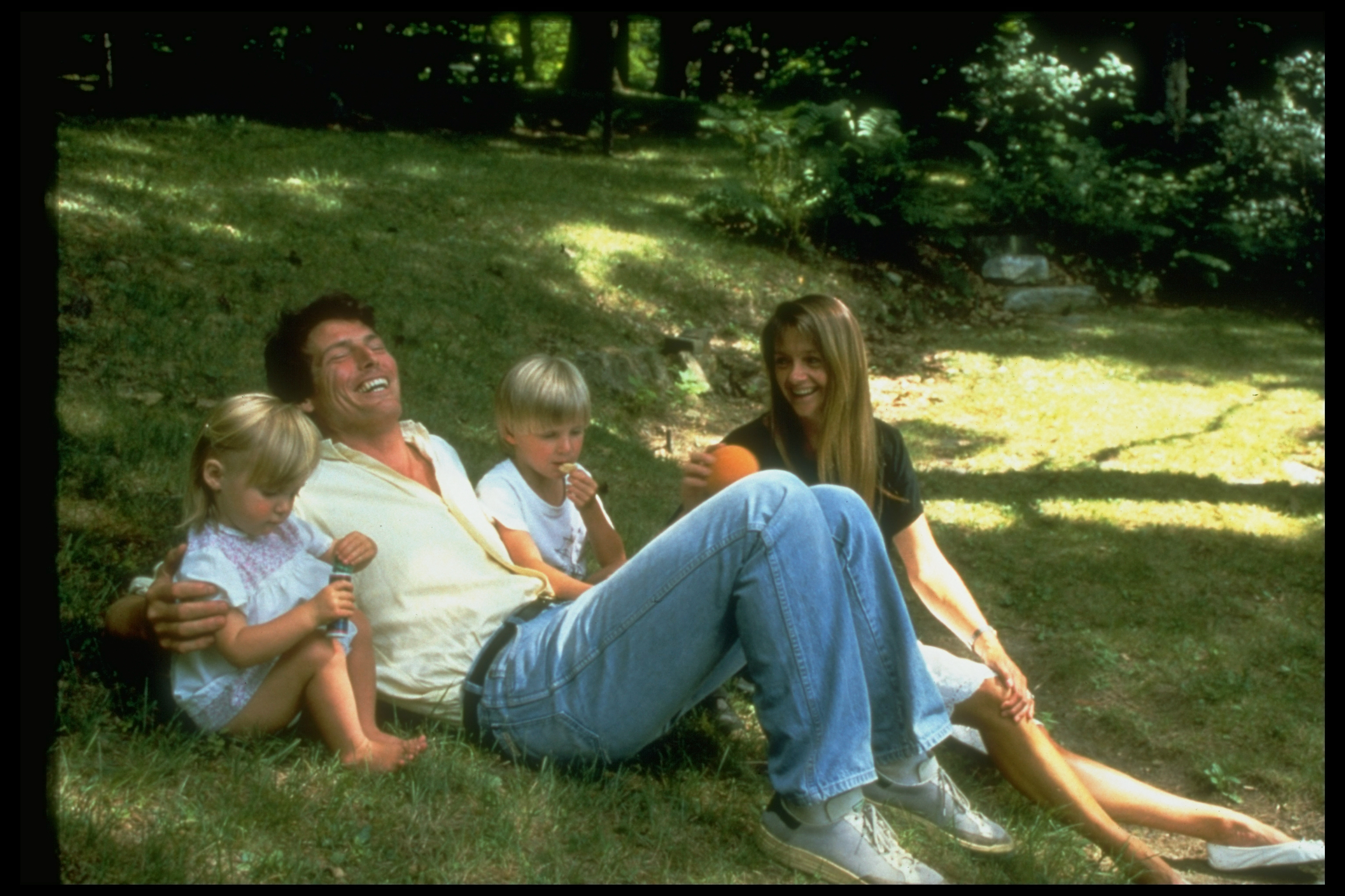 Alexandra Reeve, Christopher Reeve, Matthew Reeve y Gae Exton fotografiados pasando tiempo al aire libre el 1 de enero de 1985 | Fuente: Getty Images