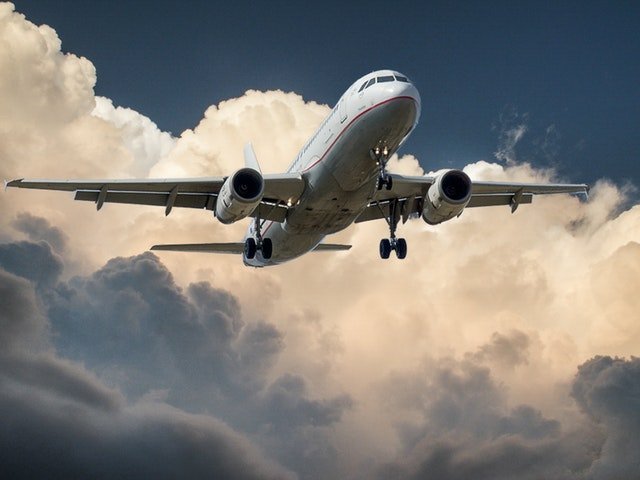 Un avión rodeado de nubes. | Foto: Pexels