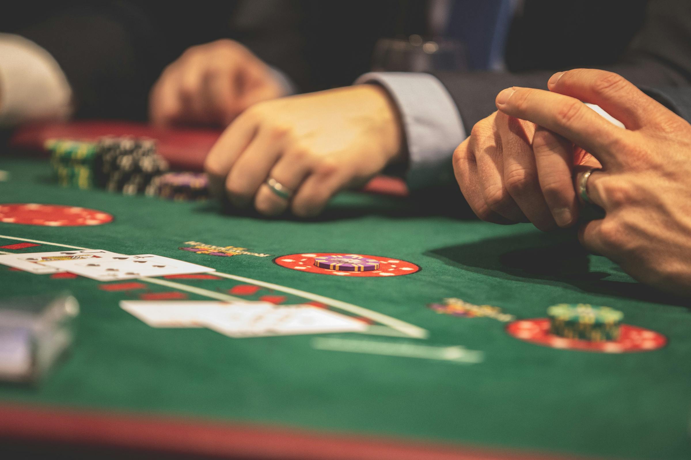 Gente en una mesa de Blackjack | Fuente: Pexels