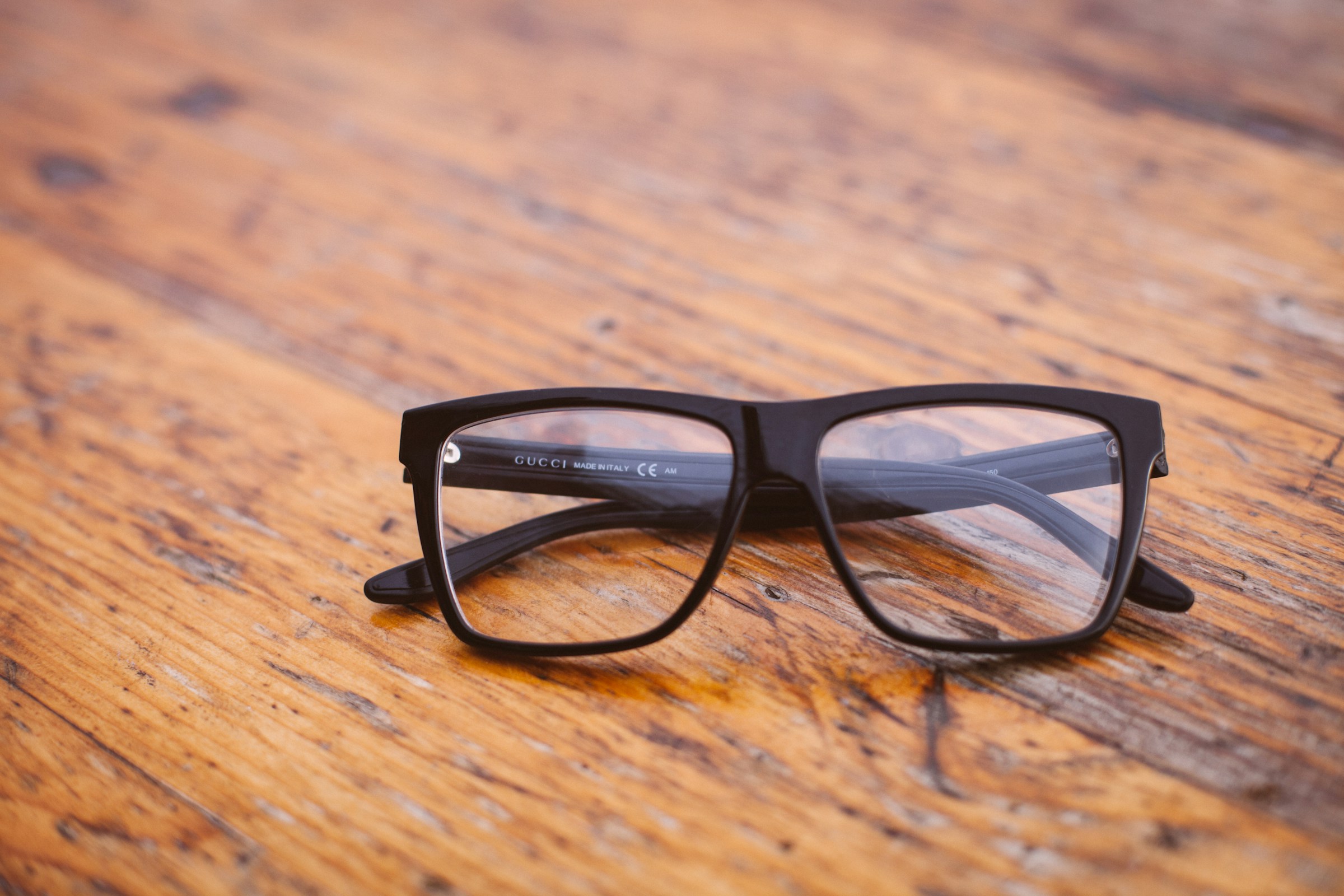 Un par de gafas sobre una mesa | Fuente: Unsplash