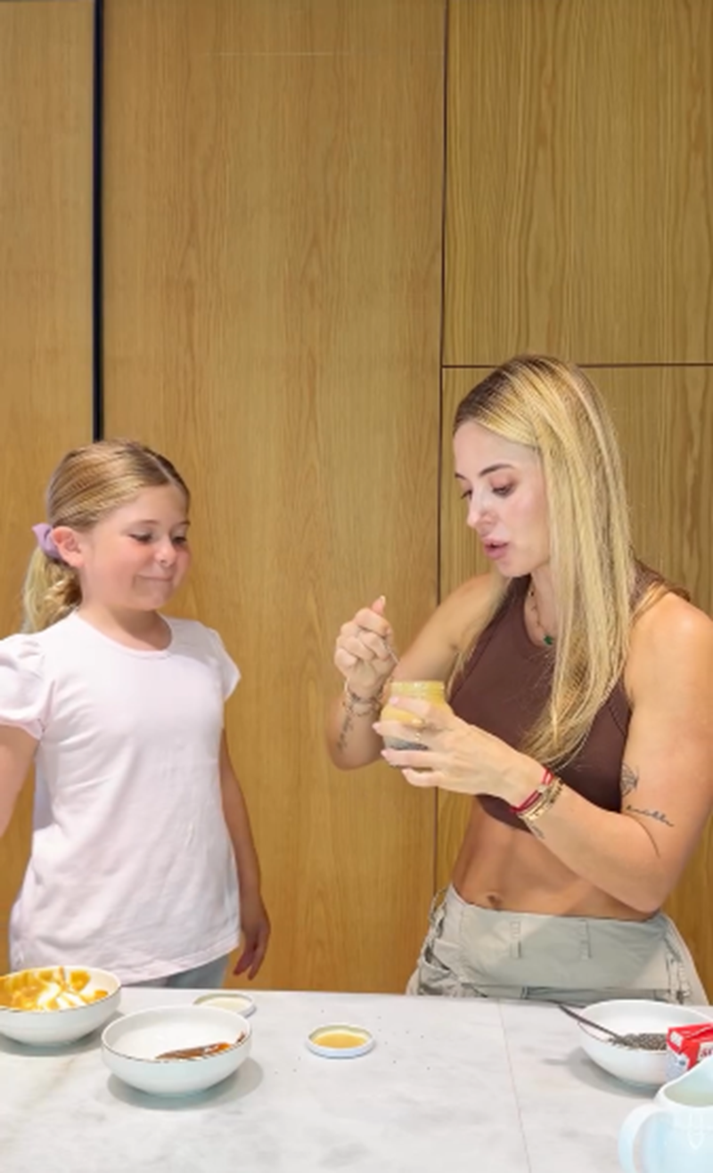 Jésica Cirio preparando una receta saludable junto a su hija Chloe | Fuente: Instagram/jesicacirio