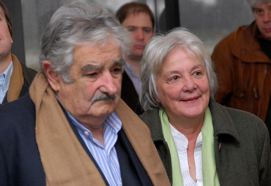El presidente José Mujica y la primera dama Lucia Topolansky ingresan a la Casa de Gobierno el 10 de octubre de 2010 en Montevideo, Uruguay. | Foto: Getty Images