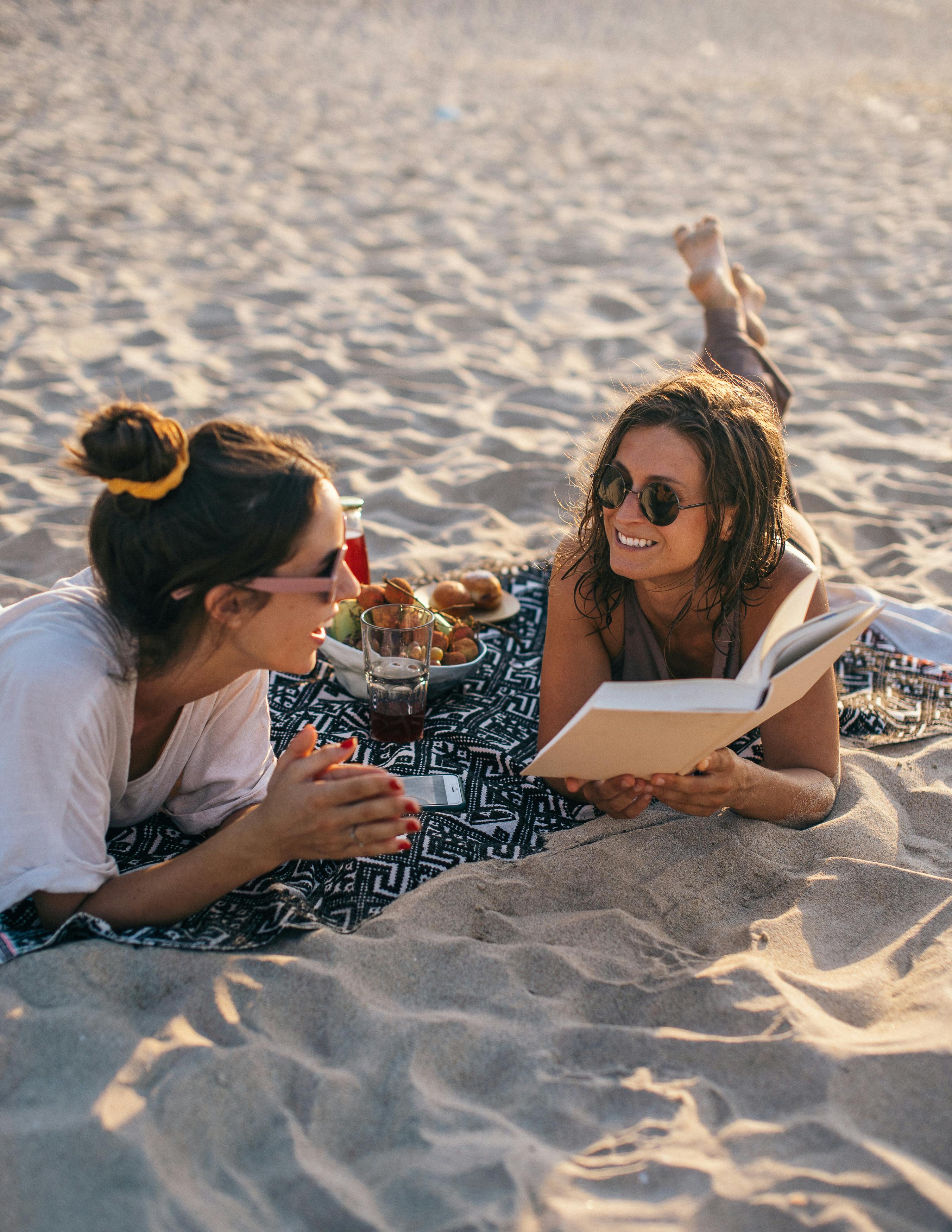 Mejores amigas charlando en la playa | Foto: Pexels