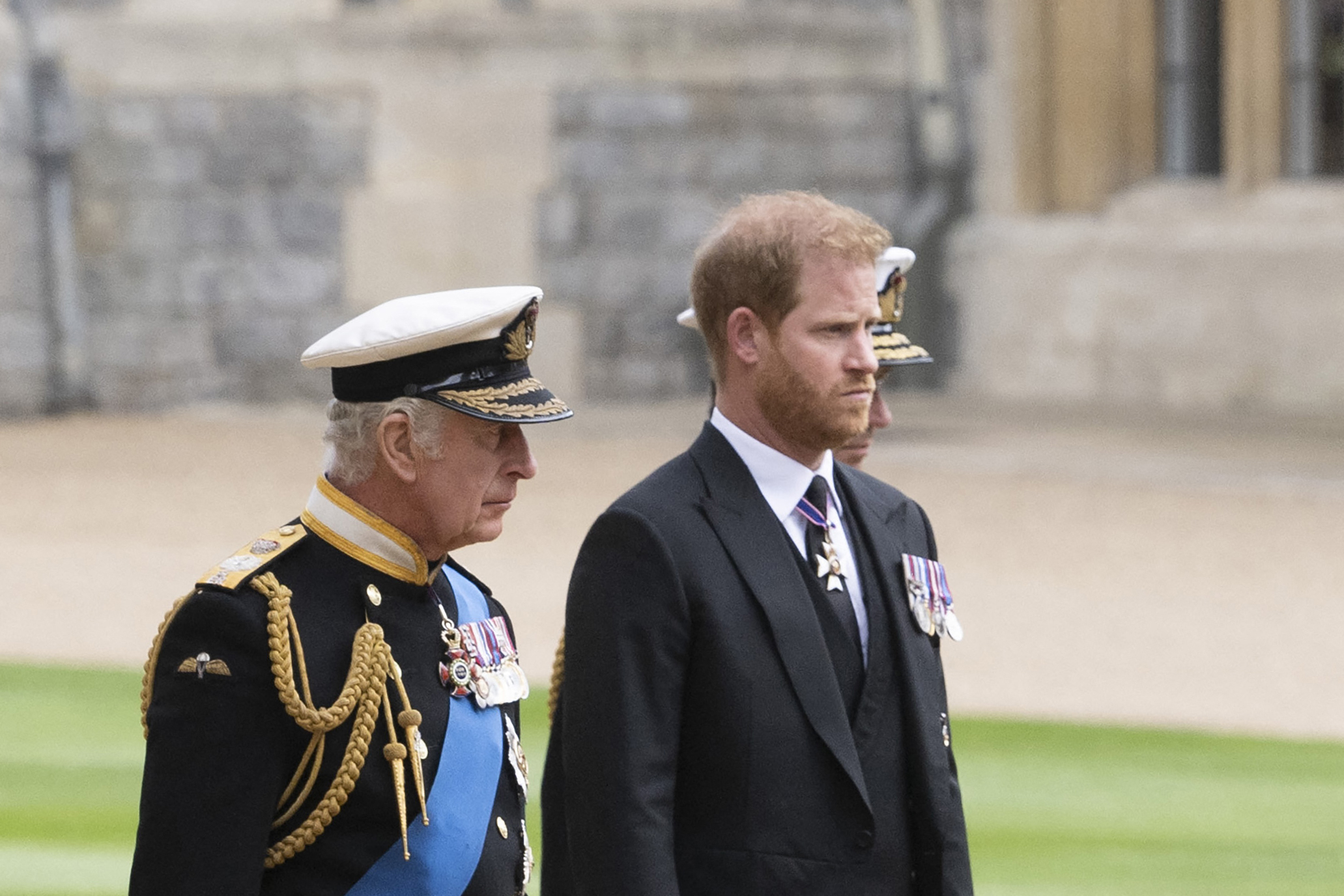 El rey Charles III con su hijo el príncipe Harry llegan a la Capilla de Saint George en el Castillo de Windsor el 19 de septiembre de 2022, antes del Servicio de Entierro de la Reina Elizabeth II | Fuente: Getty Images