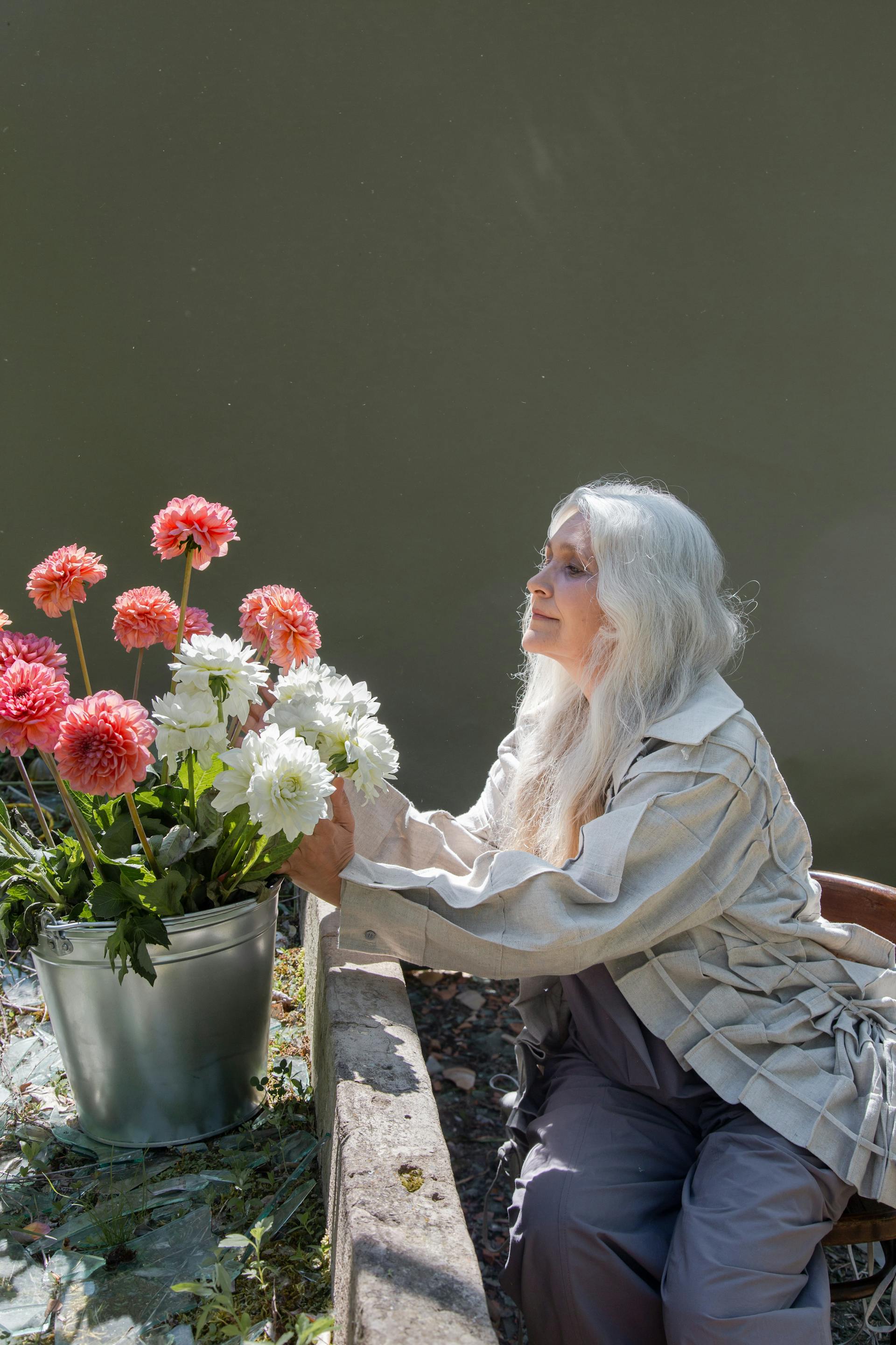 Anciana en el jardín | Foto: Pexels