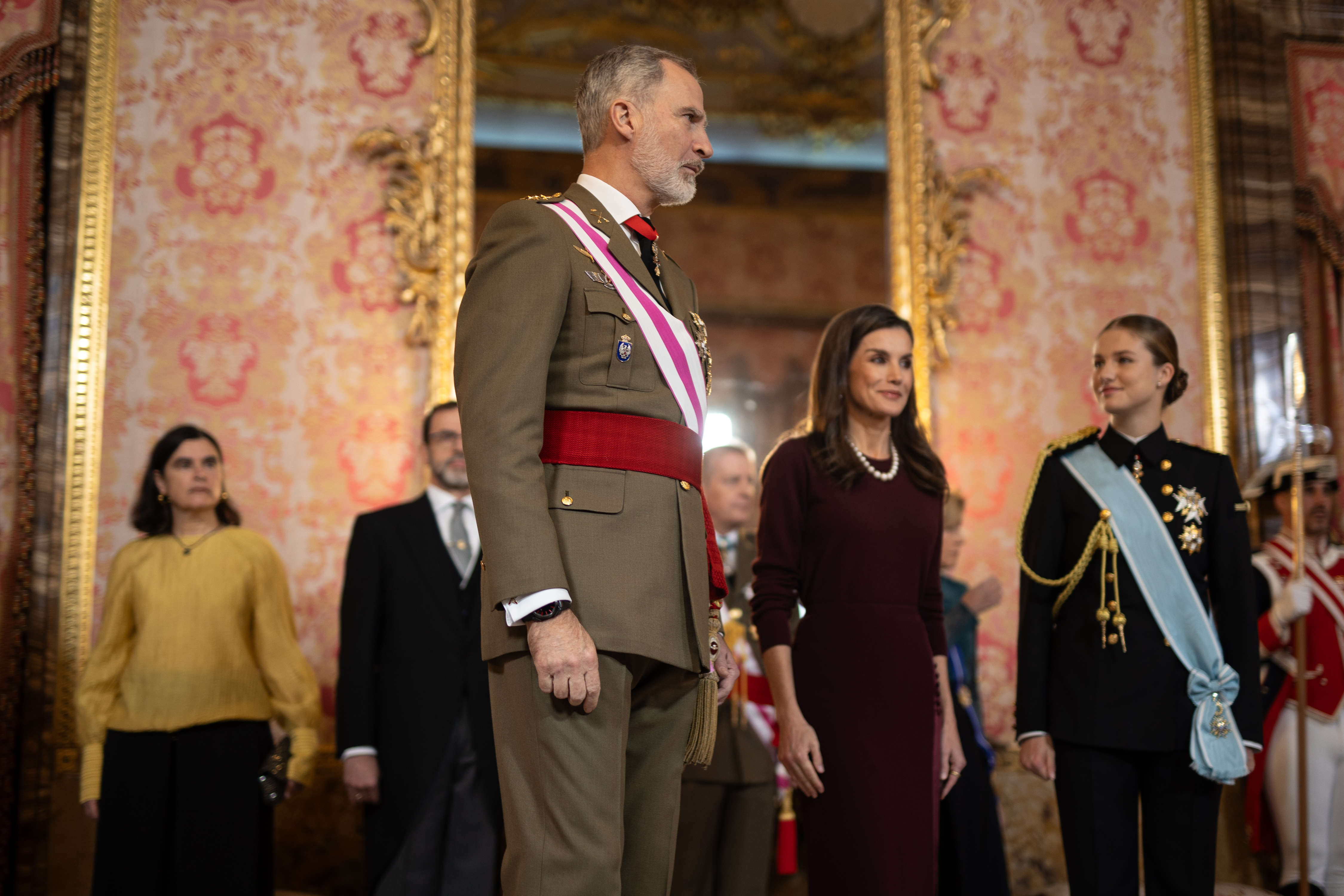 El rey Felipe VI, la reina Letizia y la princesa Leonor, durante la Pascua Militar, en el Palacio Real, el 6 de enero de 2025, en Madrid, España. | Fuente: Getty Images