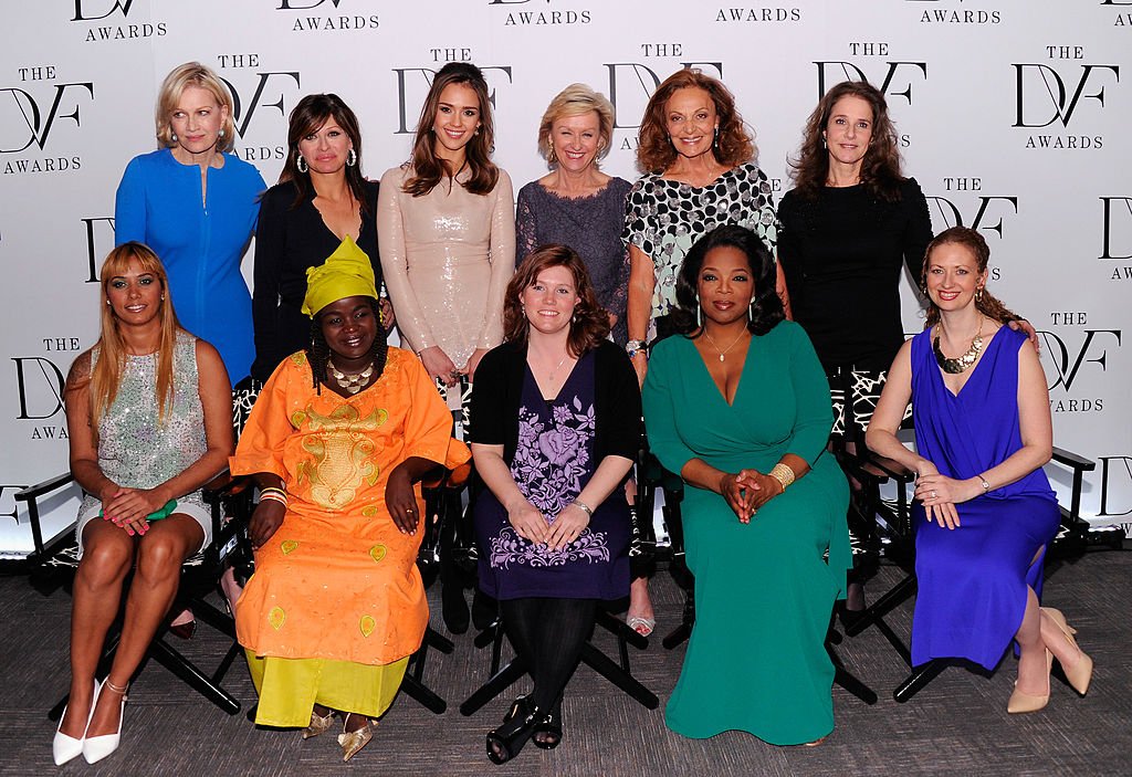 Jaycee Lee Dugard acompañada por varias celebridades en la tercera entrega de los premios Diane Von Furstenberg el 9 de marzo de 2012 en Nueva York. | Imagen: Getty Images