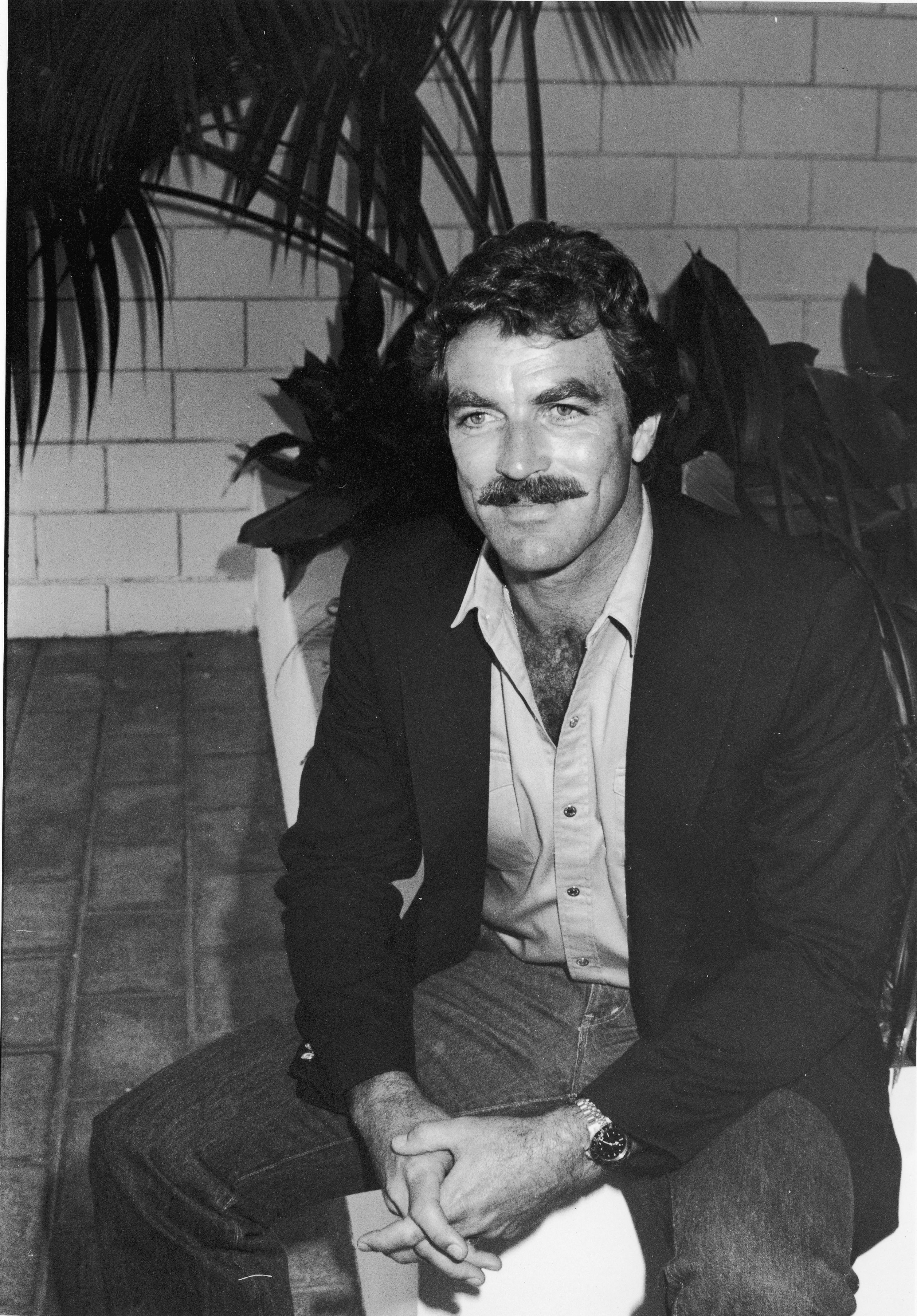 Tom Selleck durante un almuerzo el 1 de julio de 1981, en Beverly Hills, California. | Fuente: Getty Images