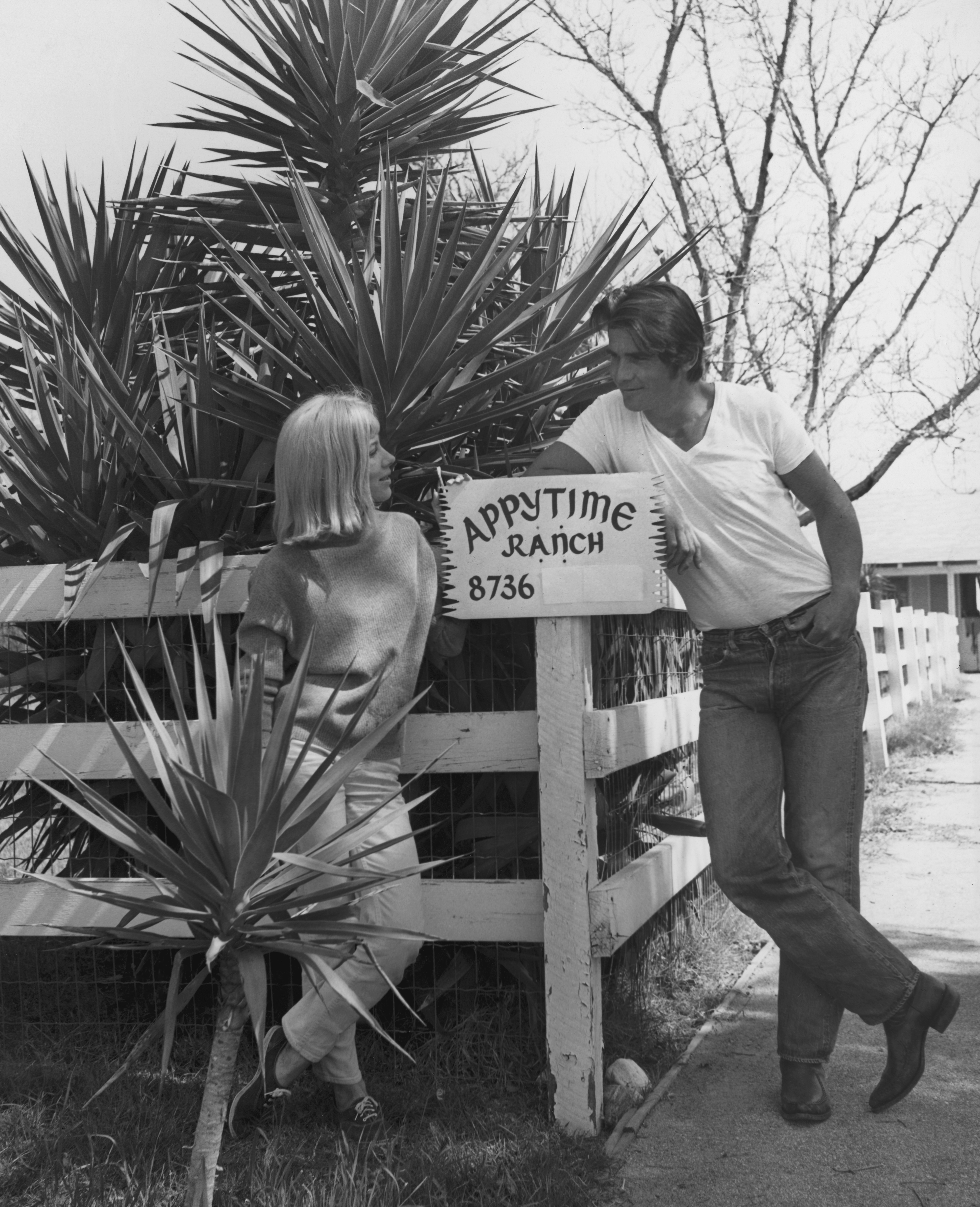 Jane Cameron Agee y James Brolin fotografiados en su casa del rancho Appytime el 1 de enero de 1970, en California | Fuente: Getty Images