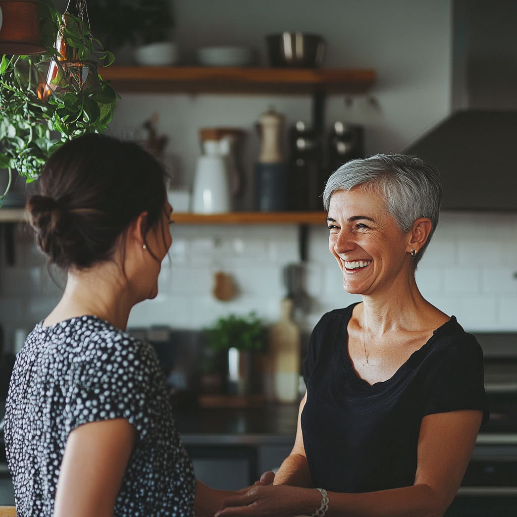 Dos mujeres sonriéndose | Fuente: Midjourney